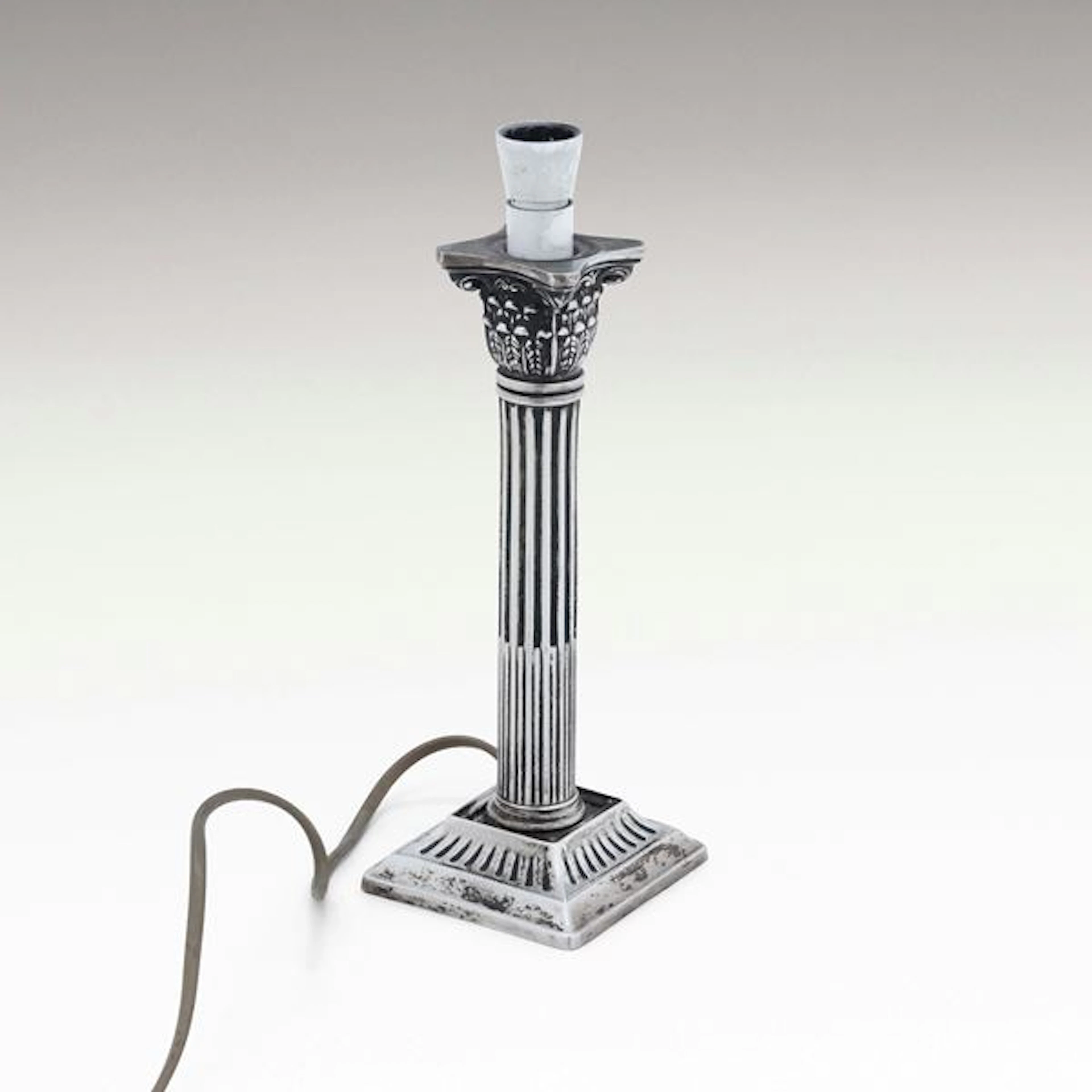 Candeliere a colonna trasformato in lampada. Manifattura del XX secolo.