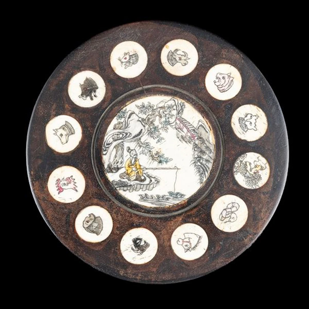 Lotto composto da buccola e placca rotonda per Feng Shui in legno