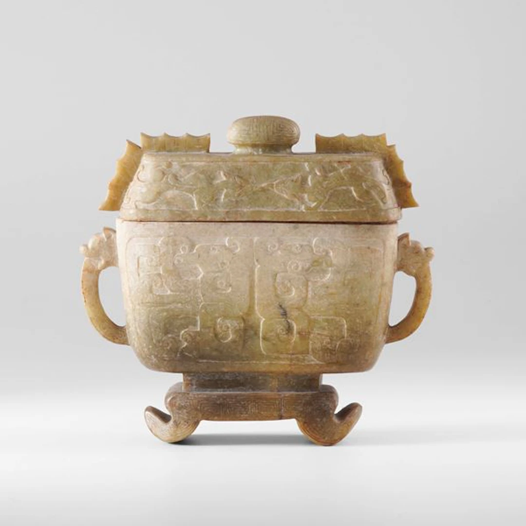 Vaso con coperchio in giada con decori in stile arcaico, Cina, XX secolo