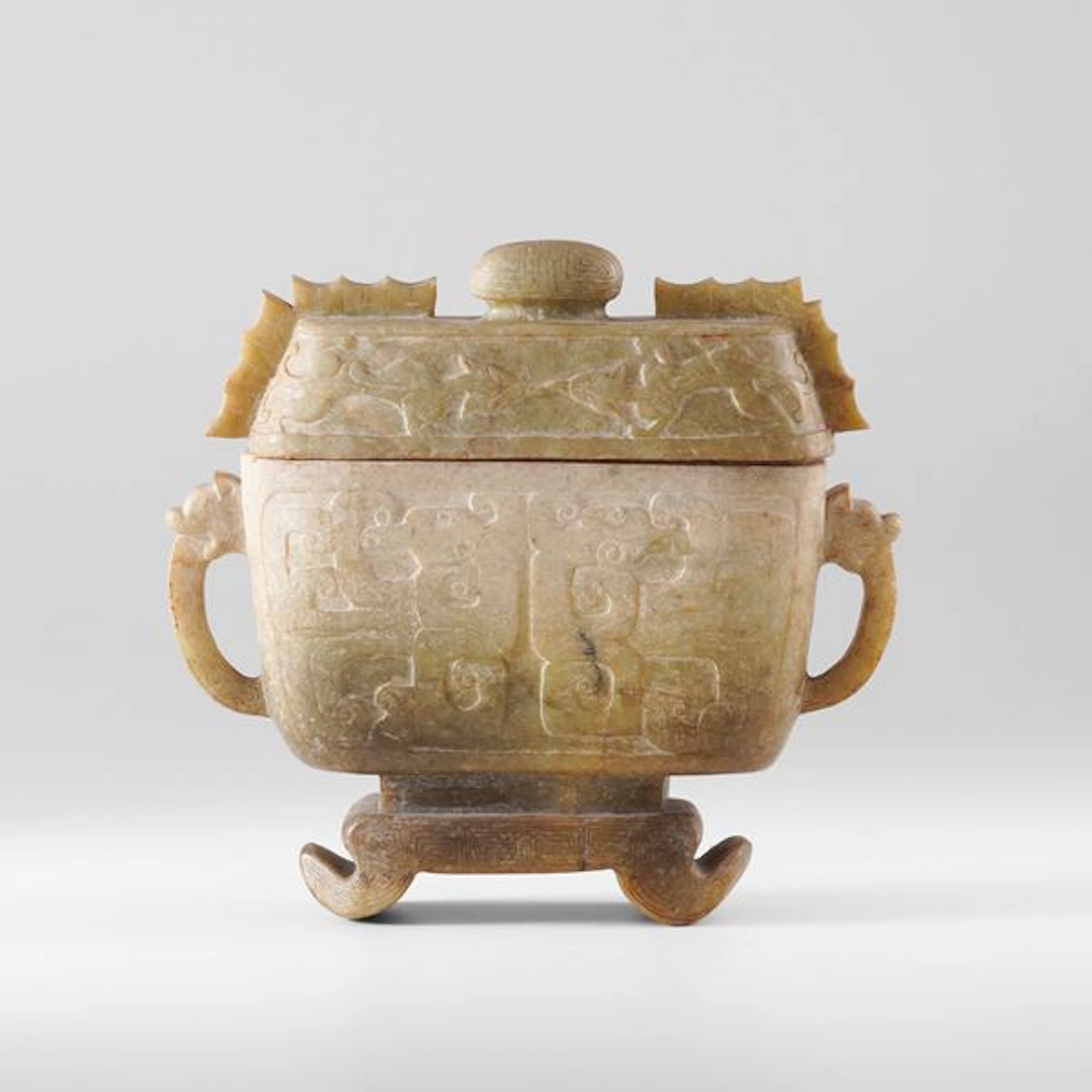 Vaso con coperchio in giada con decori in stile arcaico, Cina, XX secolo