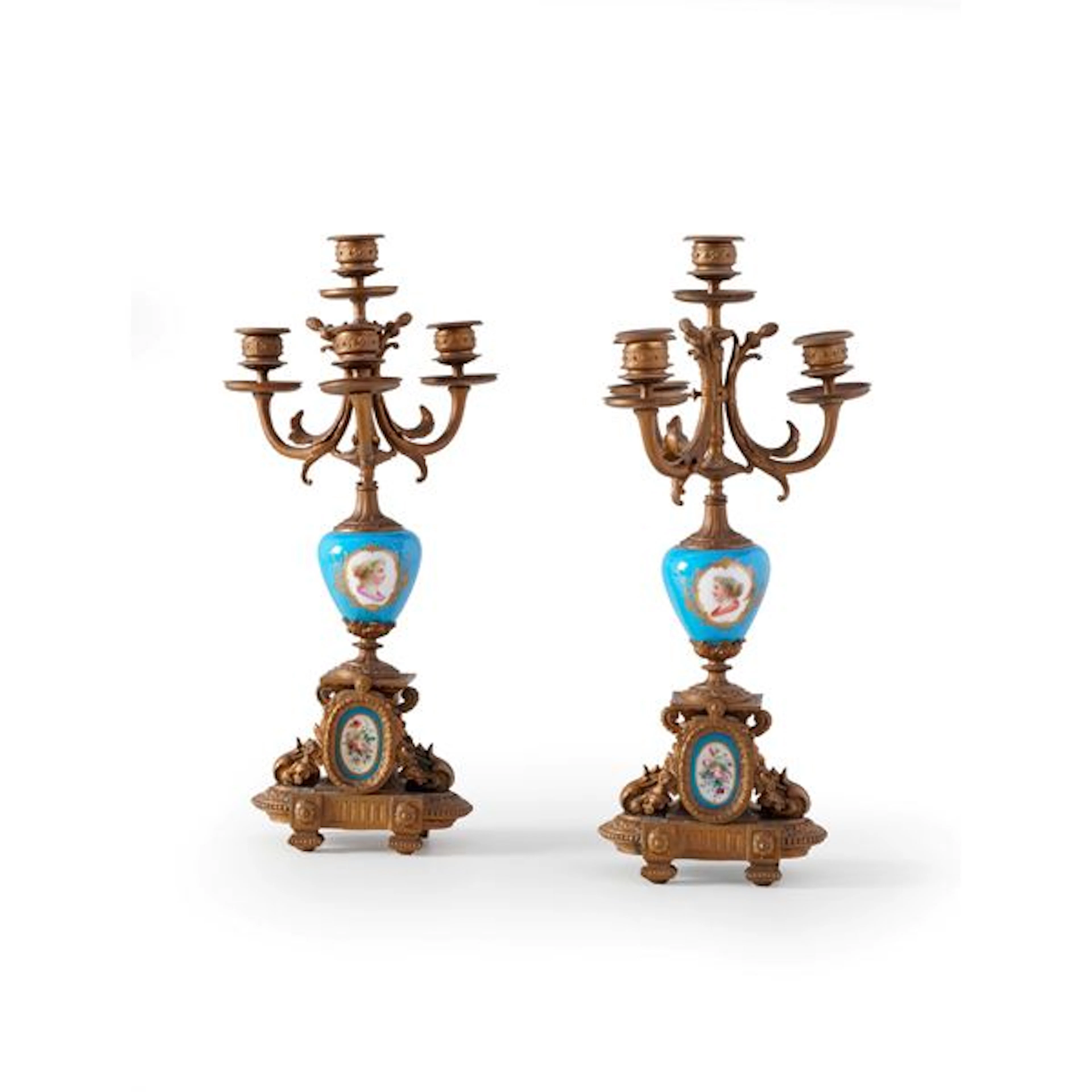 Coppia di candelabri in metallo dorato. Francia, fine XIX-inizi XX secolo