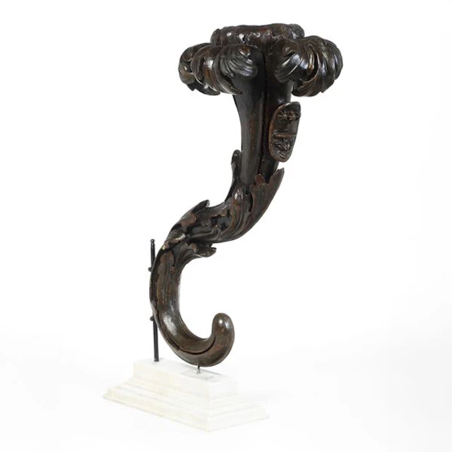 Cornucopia in legno intagliato con stemma. XVIII secolo
