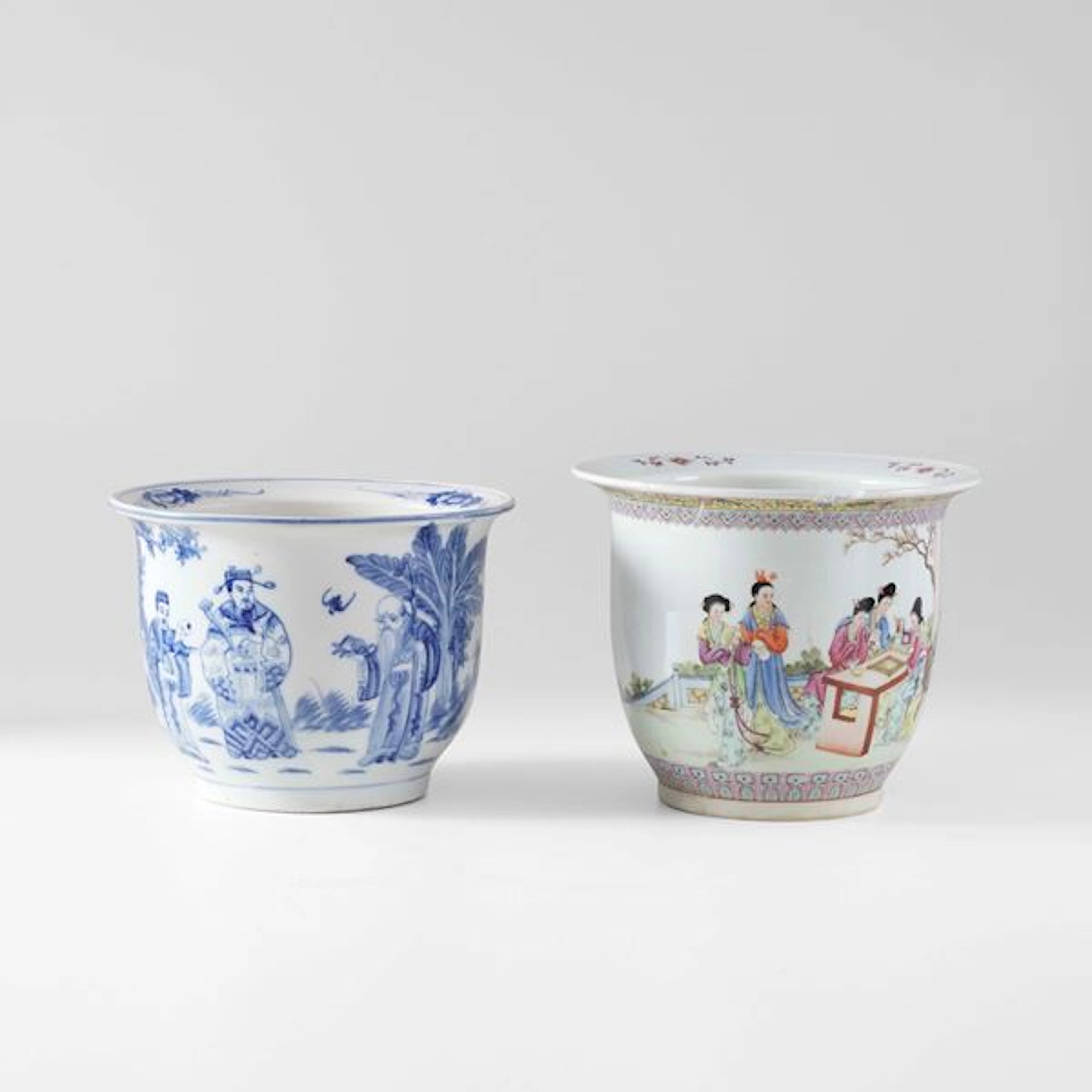 Lotto composto da vaso in porcellana bianca e blu raffigurante scena