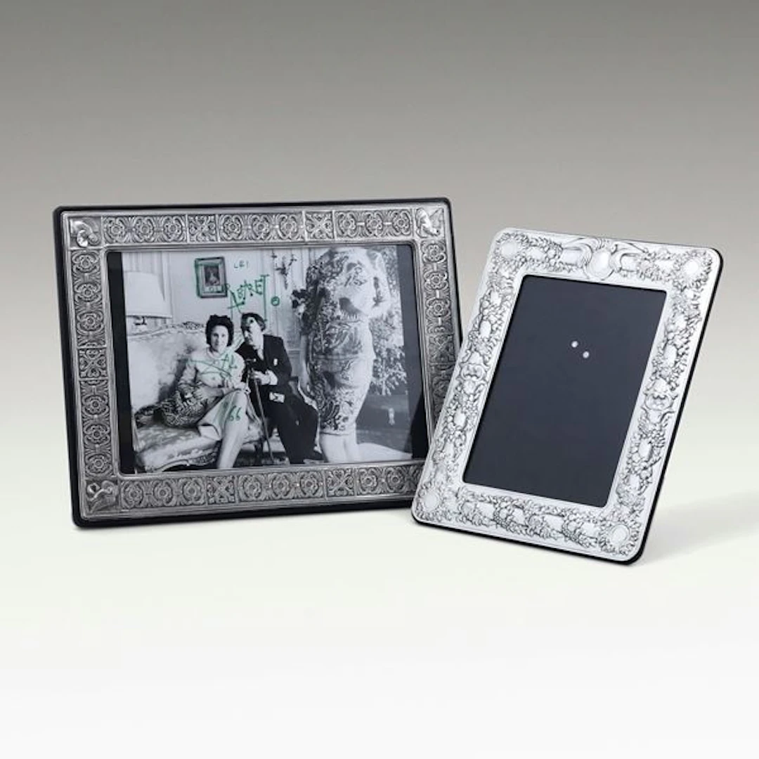 Due cornici portafotografie. Differenti argenterie italiane del XX secolo