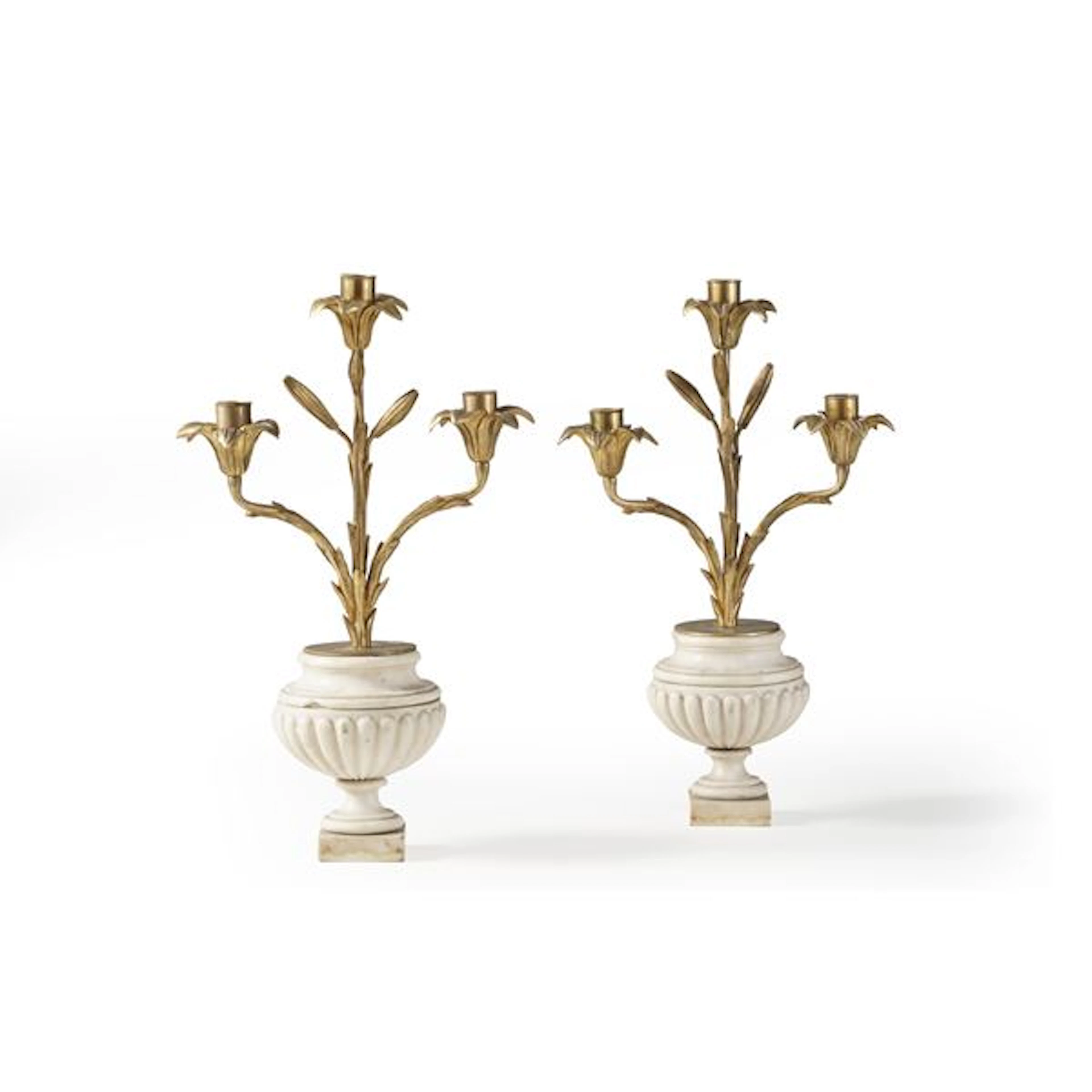 Coppia di vasi con candelabri