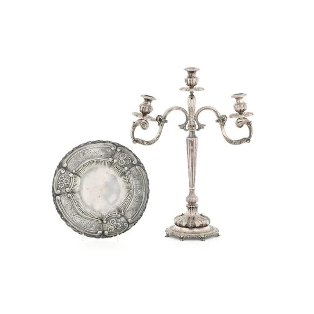 Candelabro e piatto in metallo argentato. XX secolo