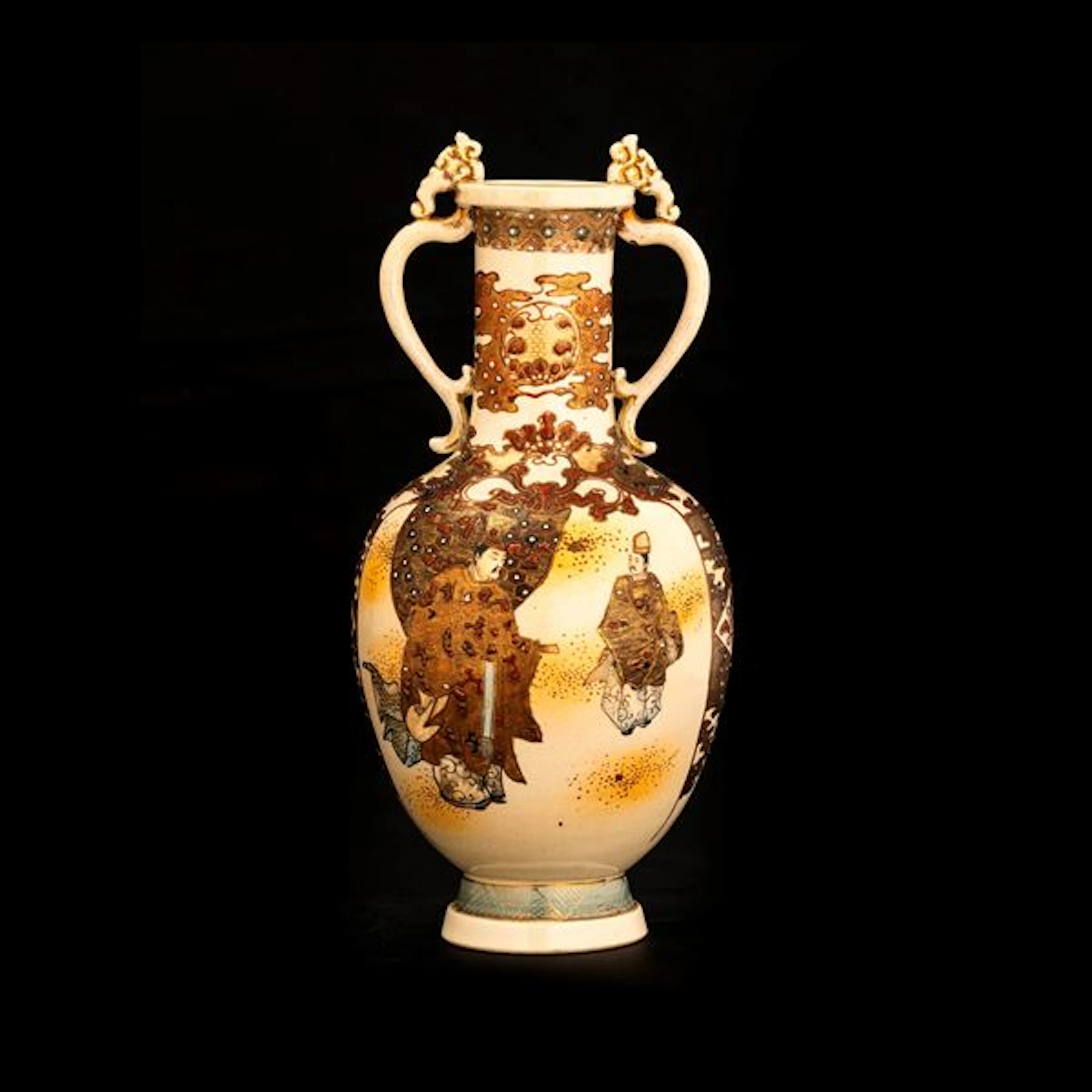 Vaso in ceramica raffigurante scena di corte con decori vegetali a