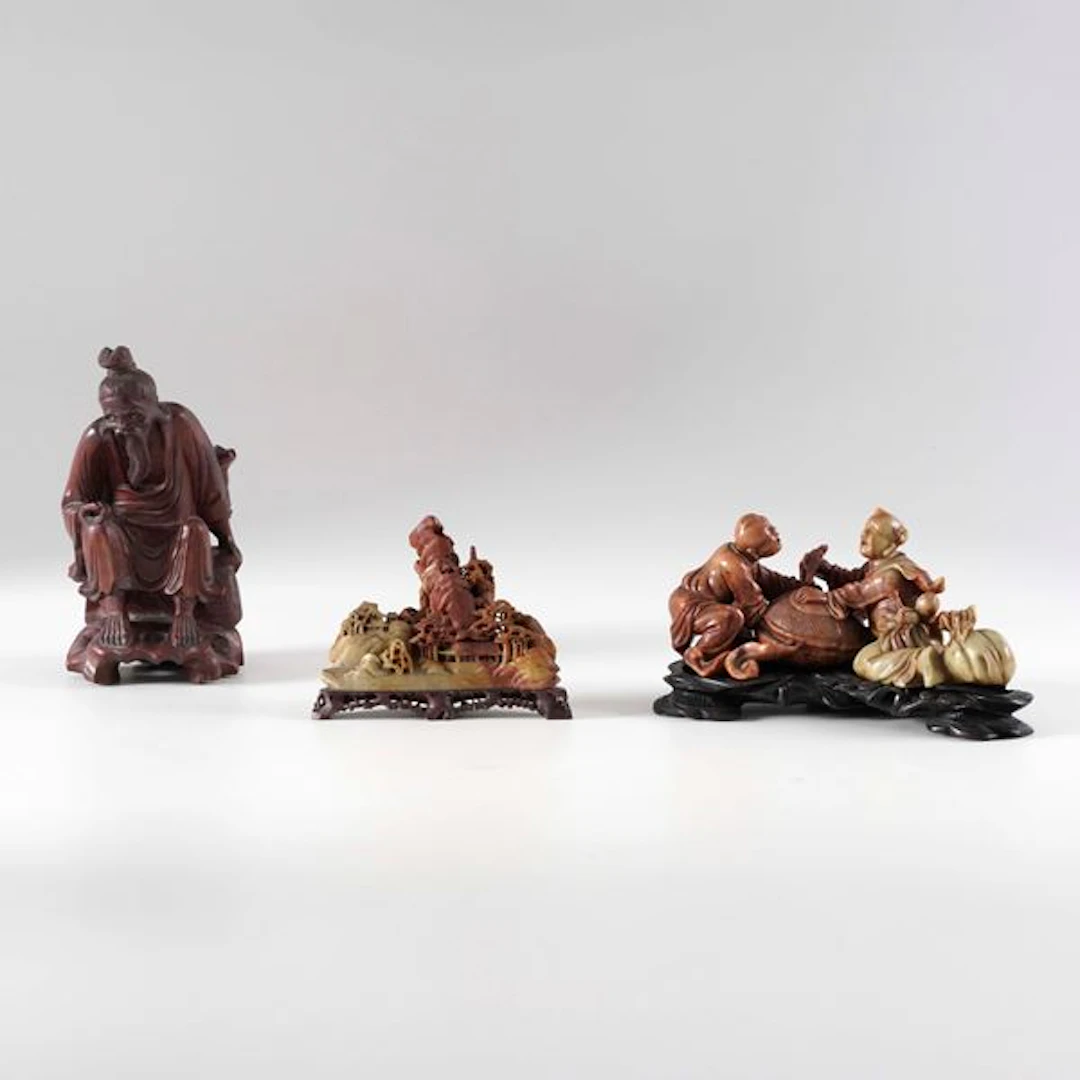Lotto composto da figura di immortale in legno e due figure di personaggi
