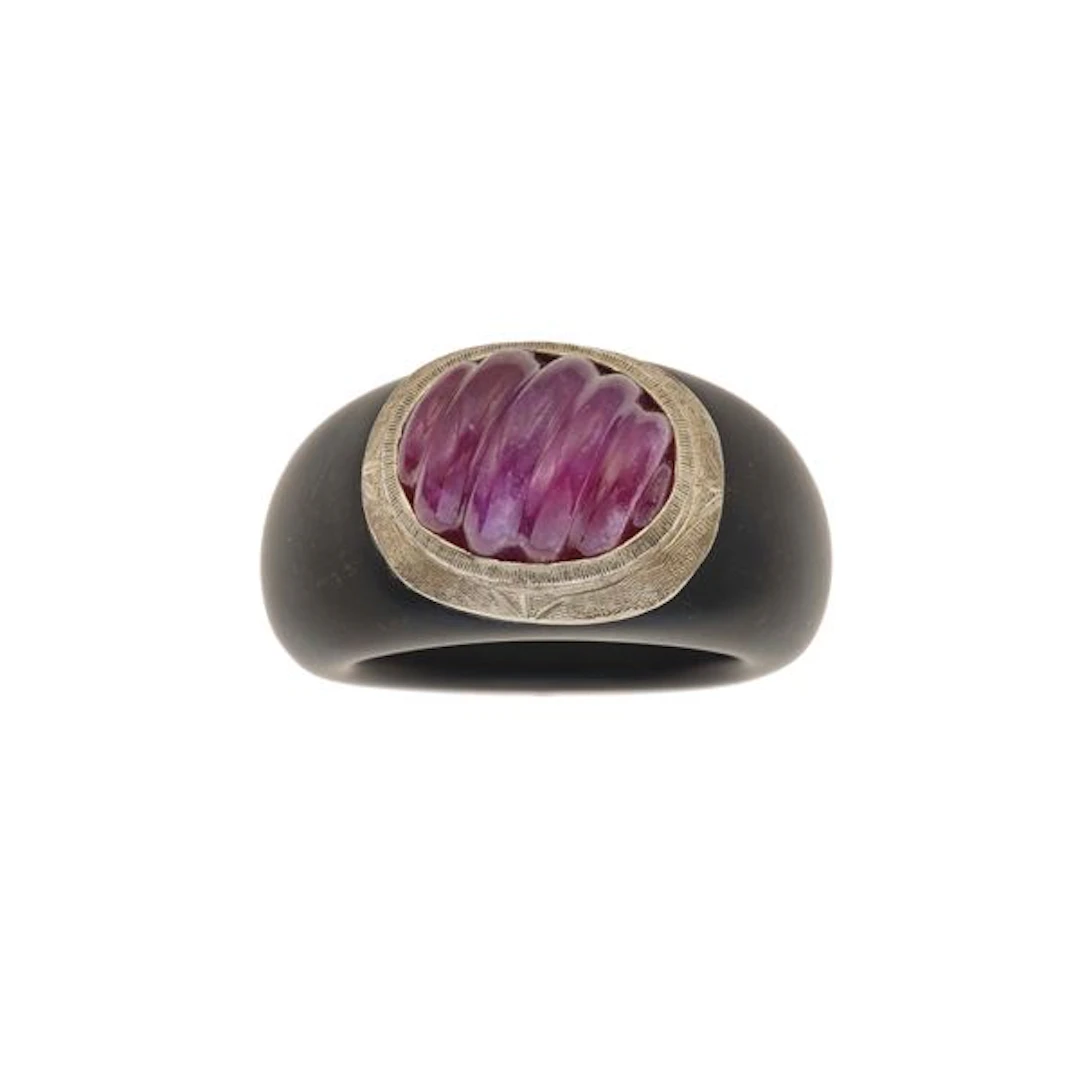 Carved ruby, resin and gold ring