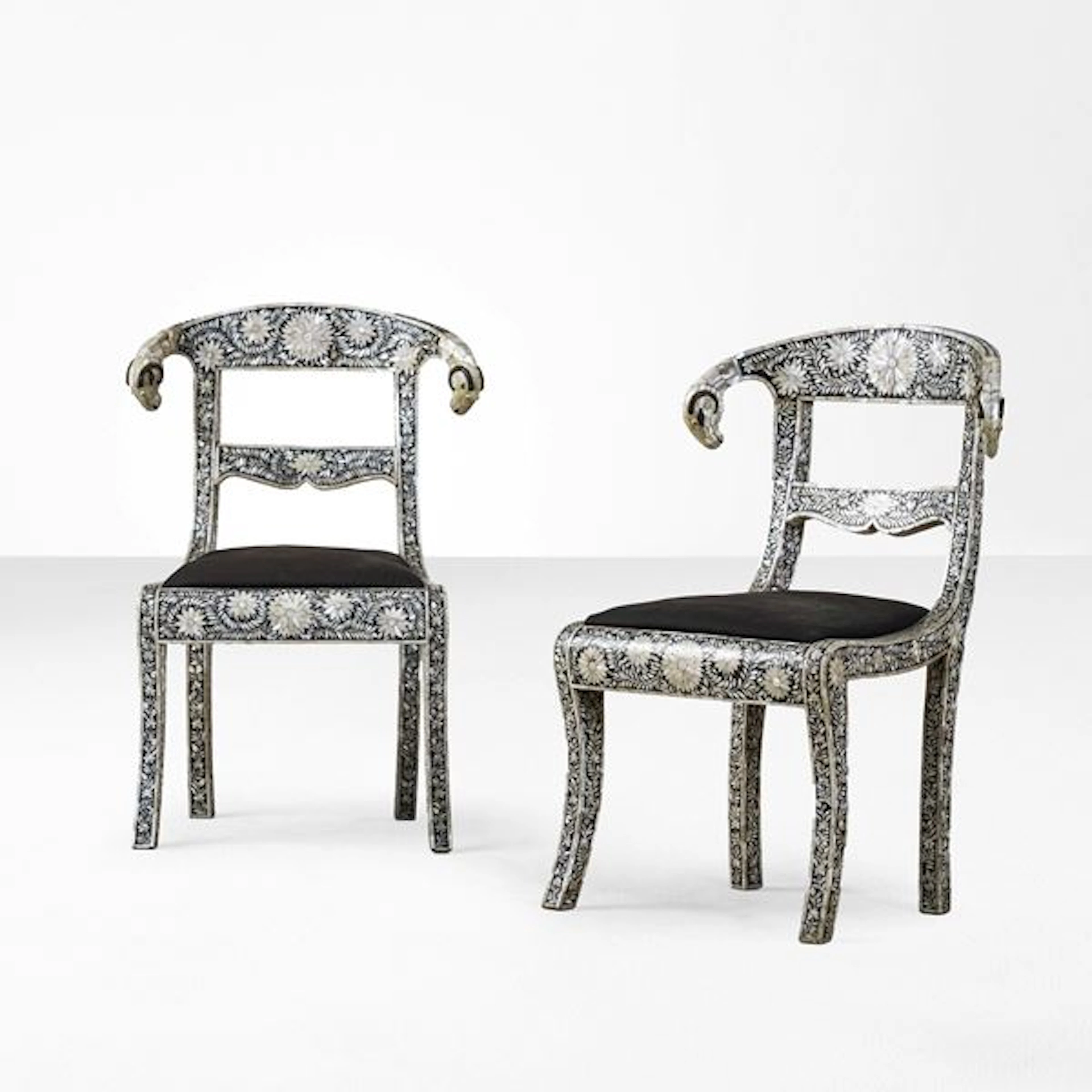 Coppia di sedie Mughal in legno con decori floreali in madreperla
