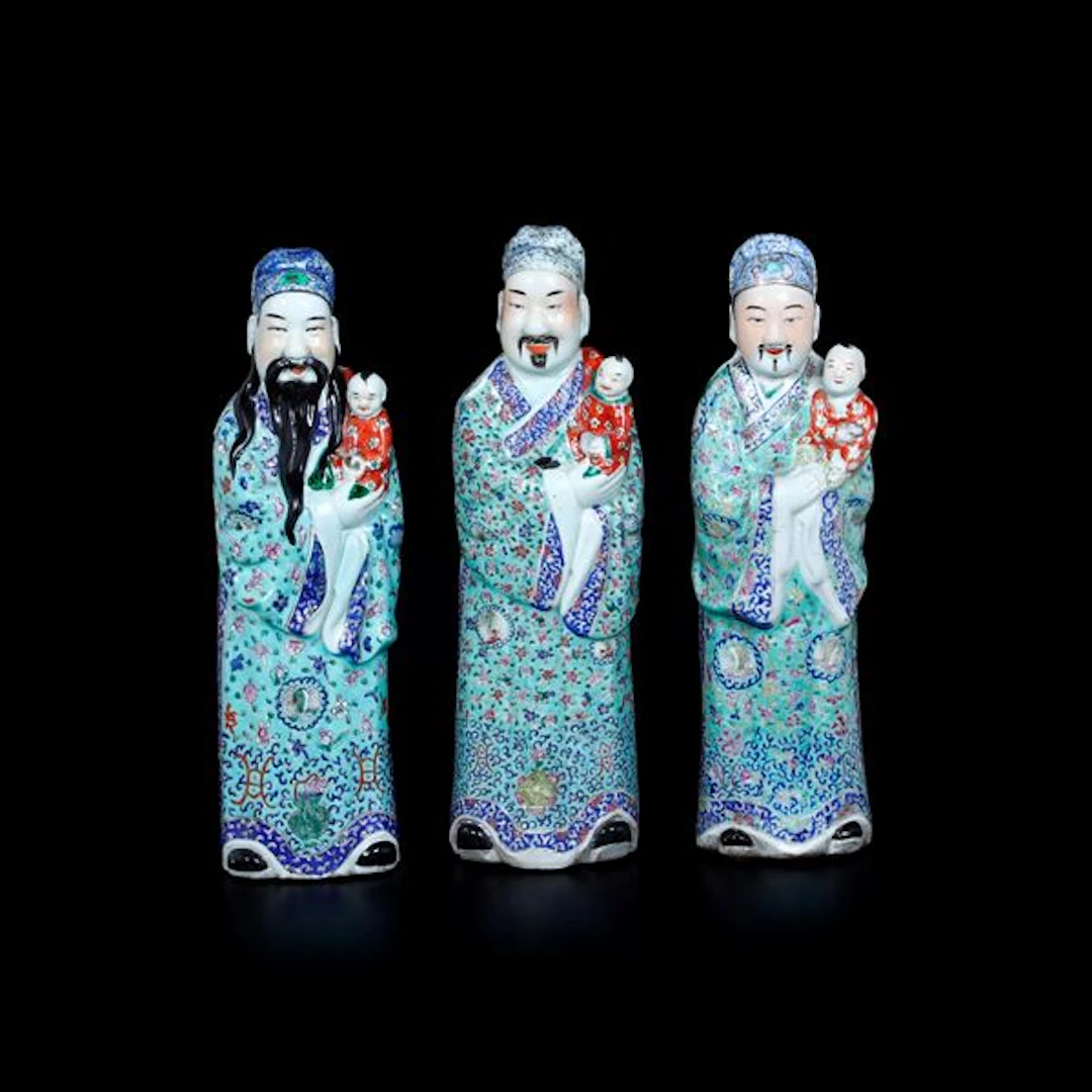 Tre figure raffiguranti Immortali con bambini in porcellana Famiglia