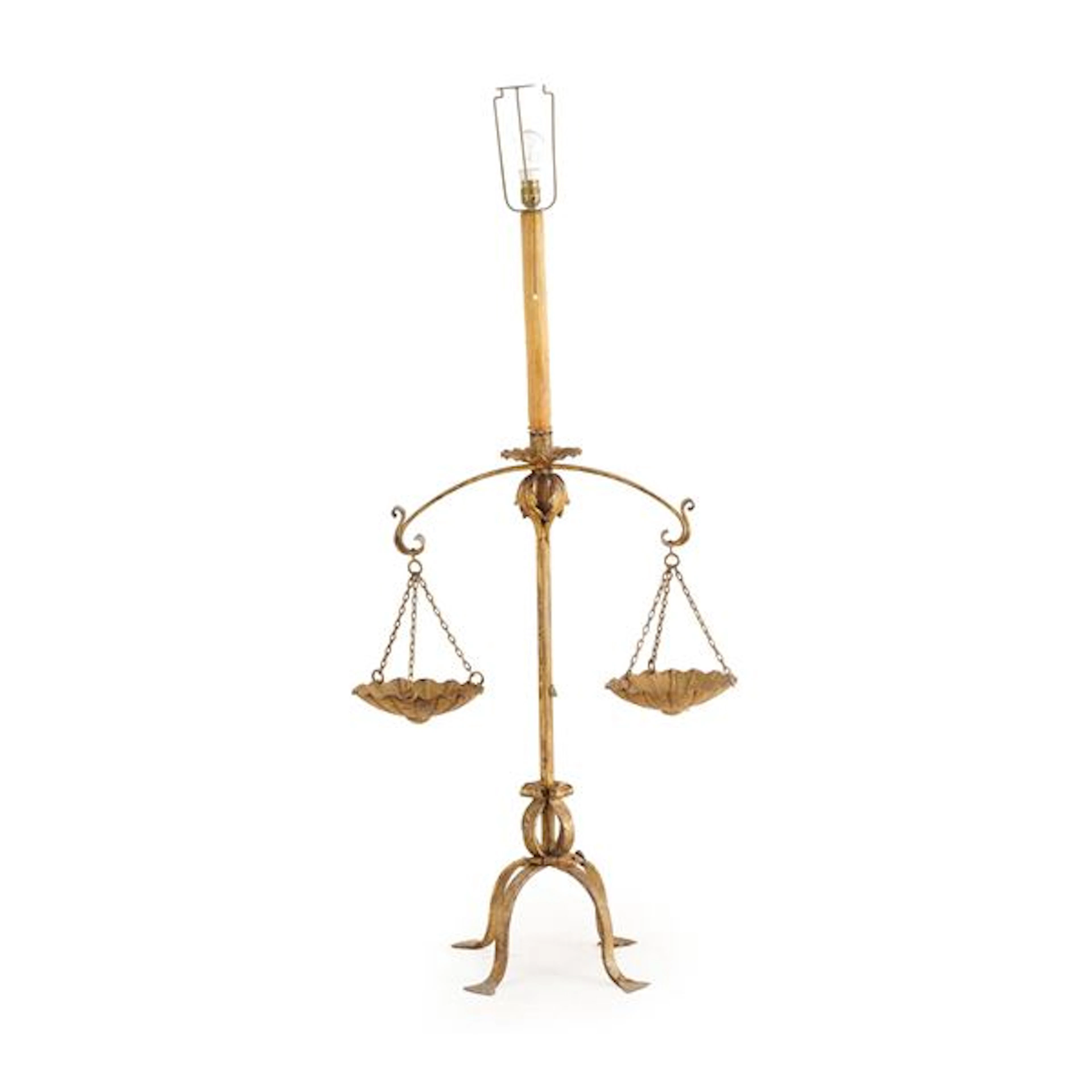 Lampada da terra in metallo dorato, allegoria della Giustizia