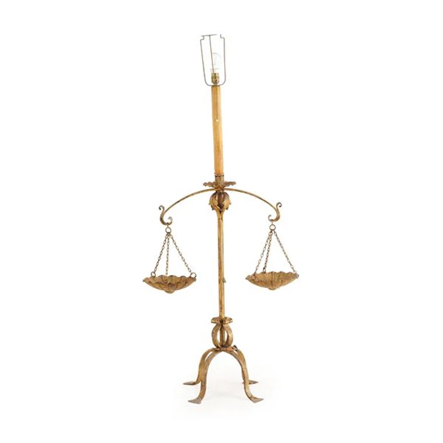 Lampada da terra in metallo dorato, allegoria della Giustizia