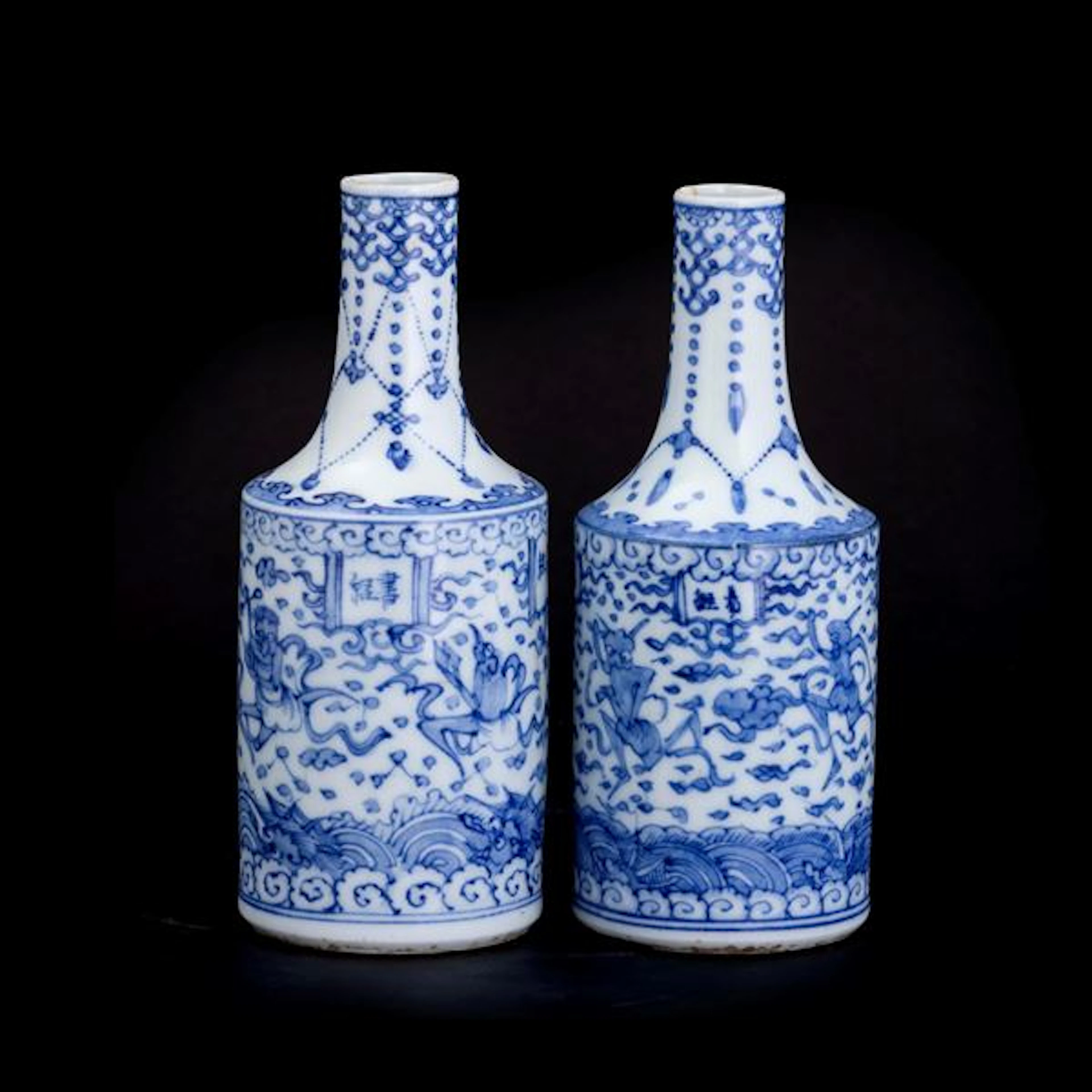 Coppia di bottiglia da sakÃ¨ in porcellana bianca e blu raffigurante