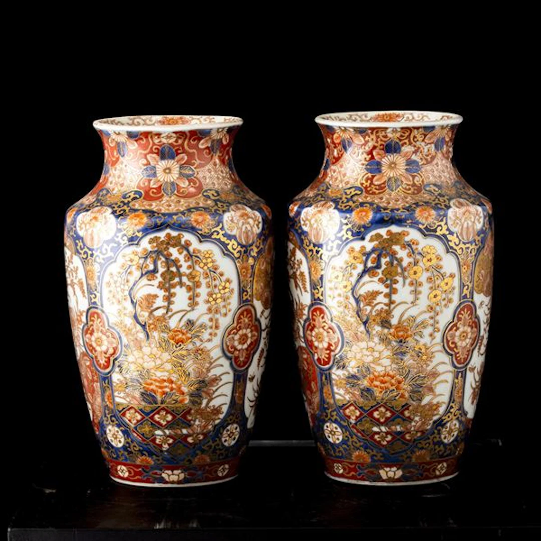 Coppia di vasi in porcellana Imari, Cina, XX secolo