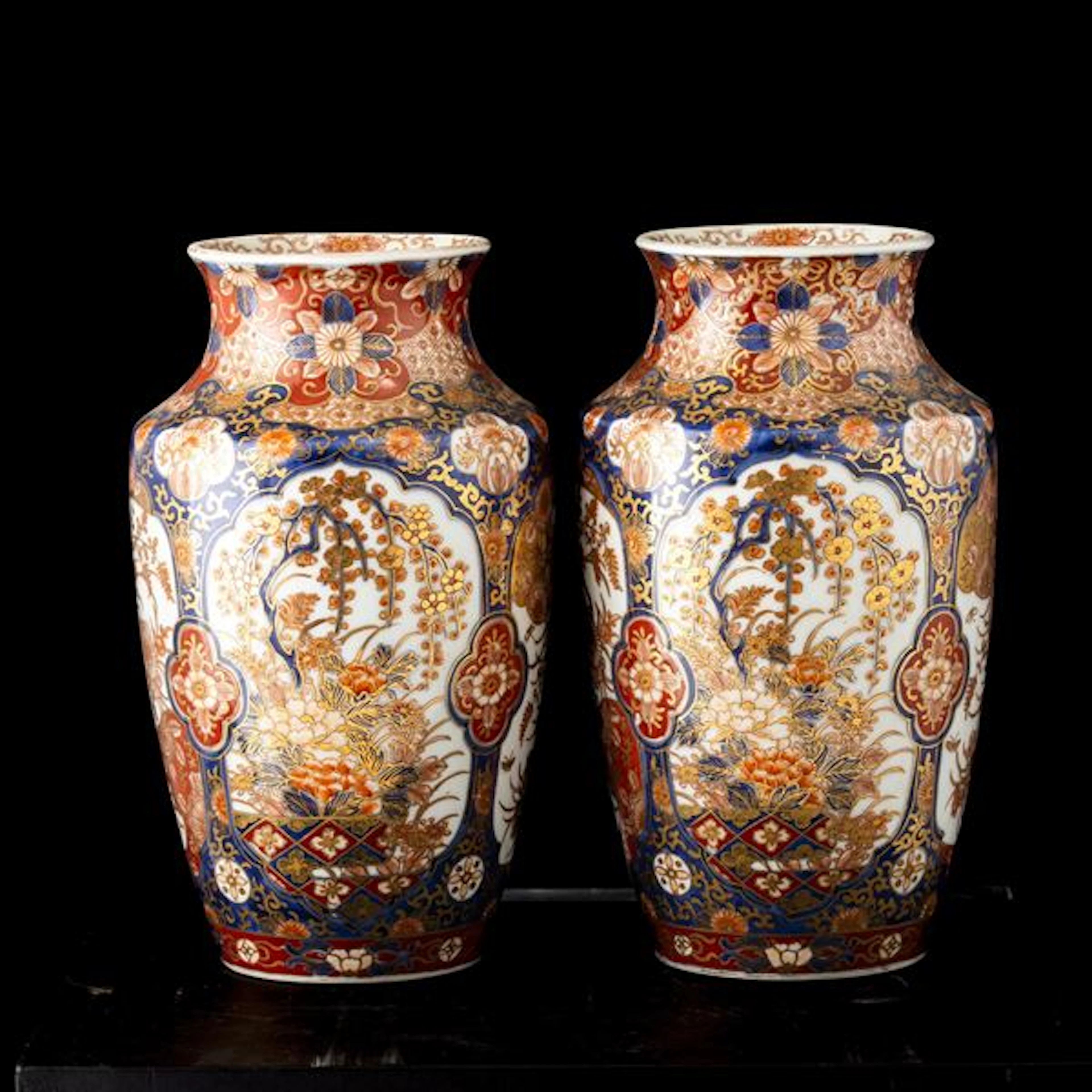Coppia di vasi in porcellana Imari, Cina, XX secolo