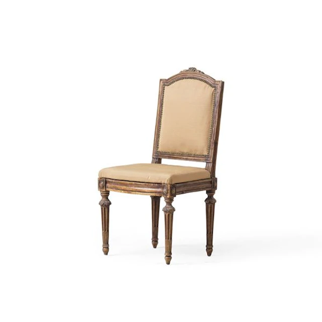 Una sedia in legno stile Luigi XVI