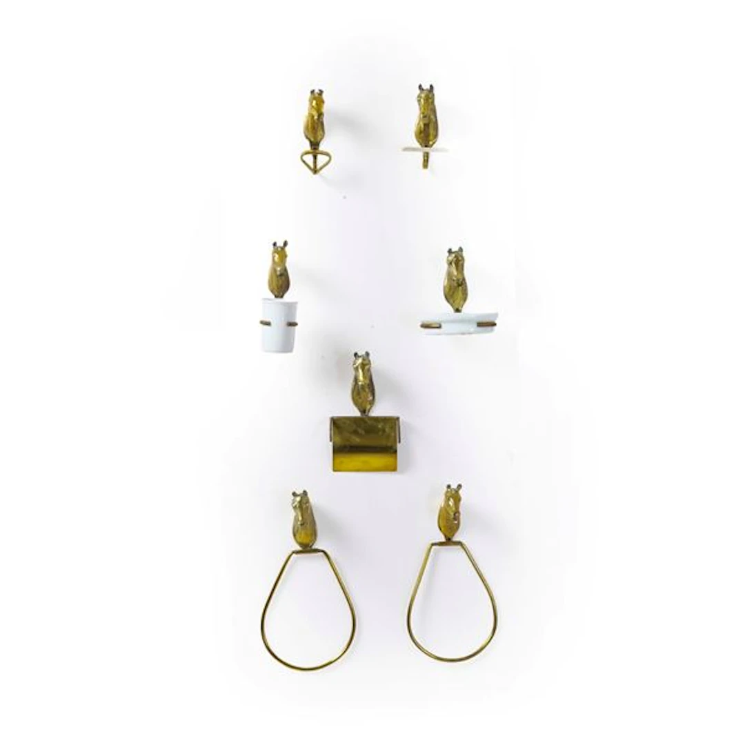 Set da bagno in metallo dorato con decoro a teste di cavallo. XX secolo