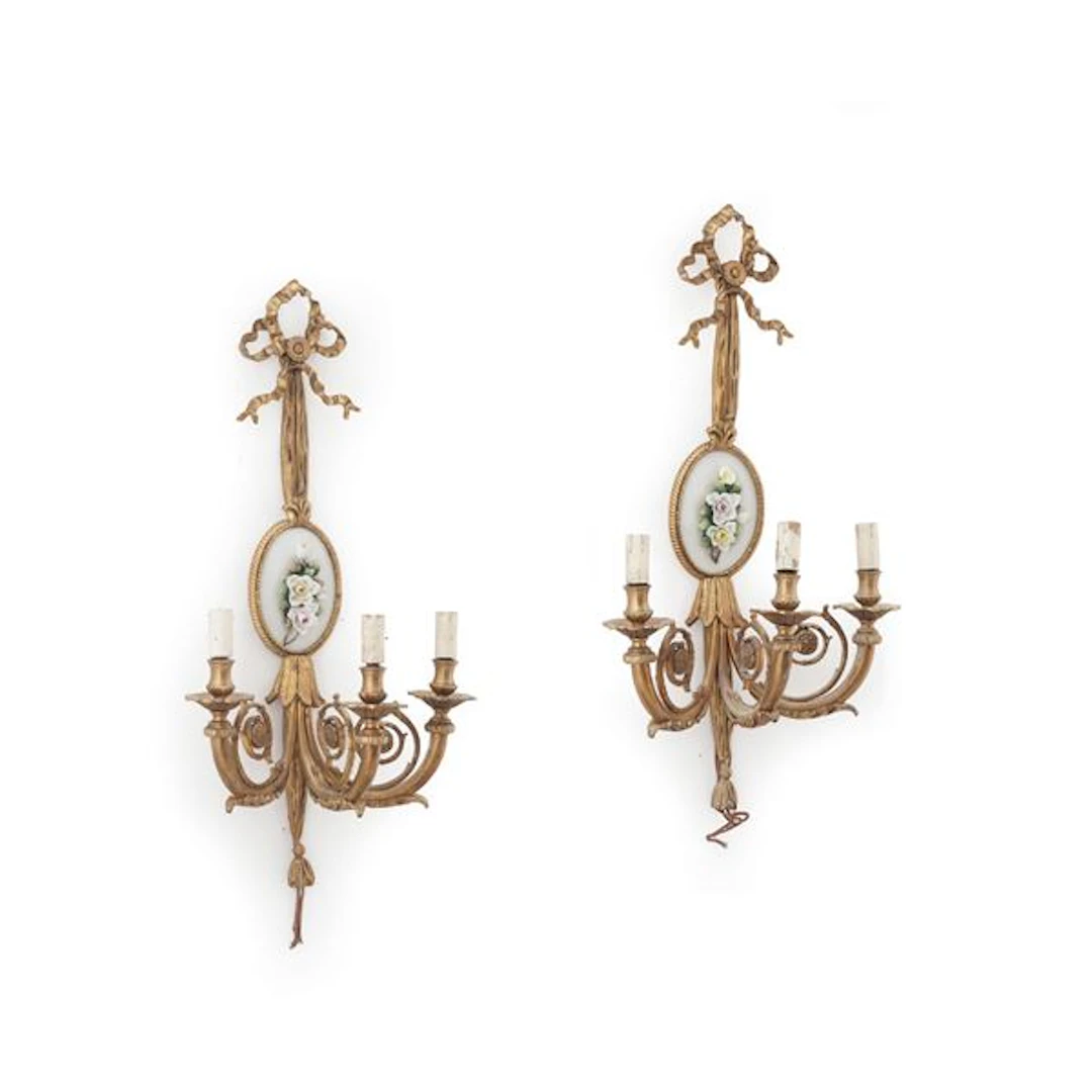 Coppia di appliques dorate a tre luci con placca floreale policroma