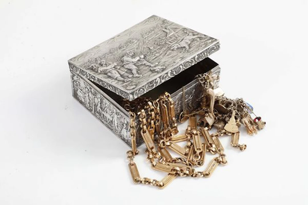 Scatola in argento con catena e bracciali in oro basso titolo. XX secolo (*)