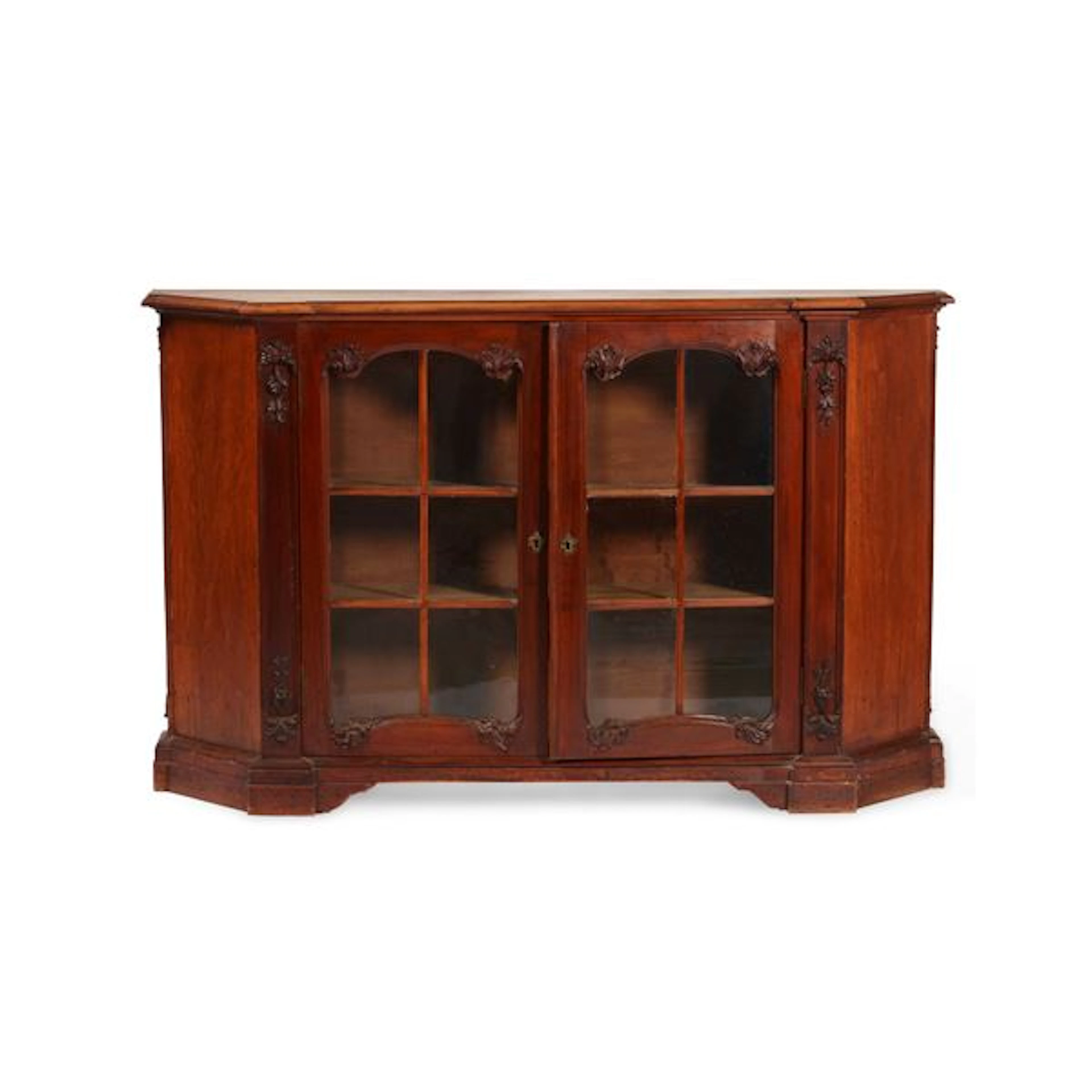 Credenza scantonata in legno intagliato. XX secolo