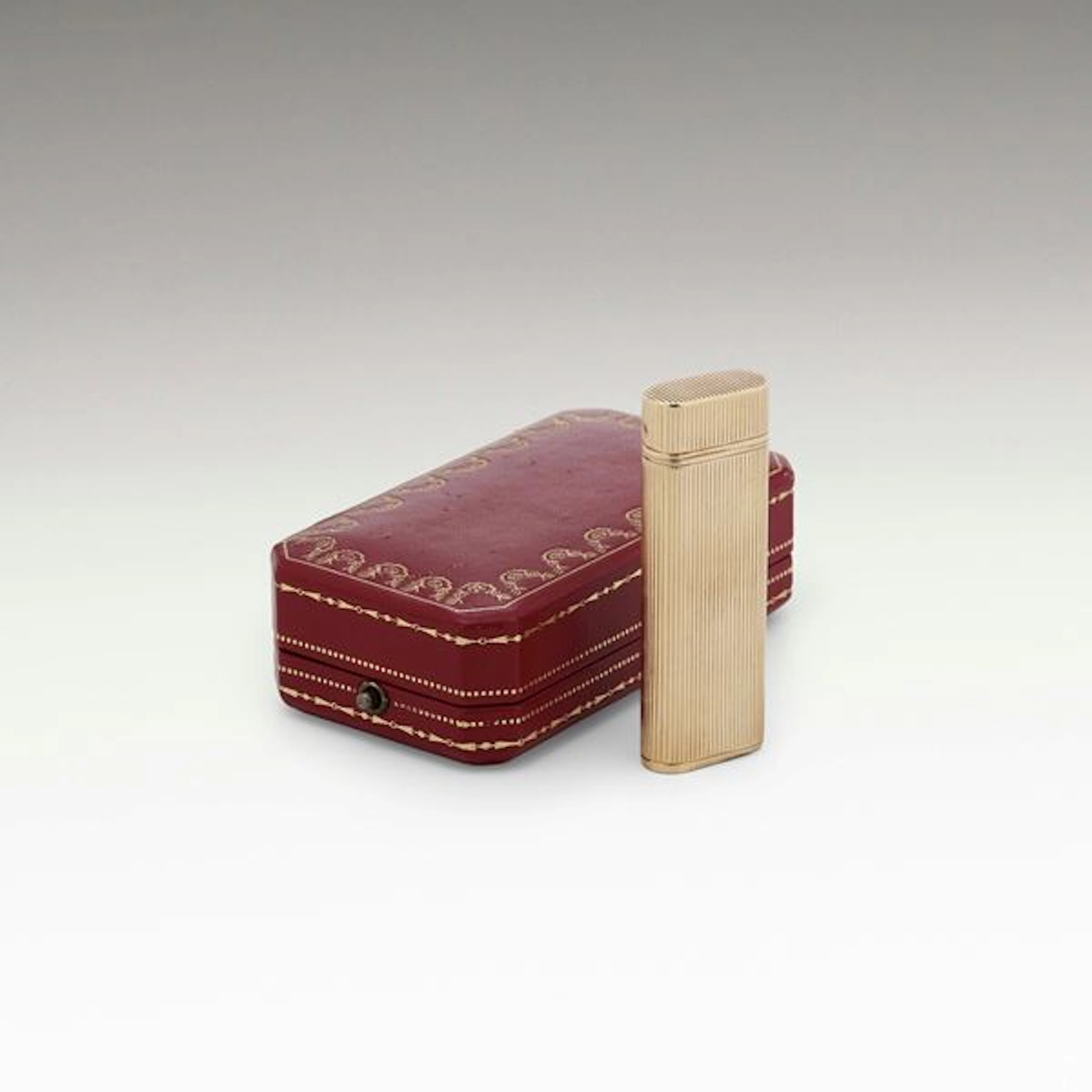 Cartier. Accendino con rivestimento in oro 750