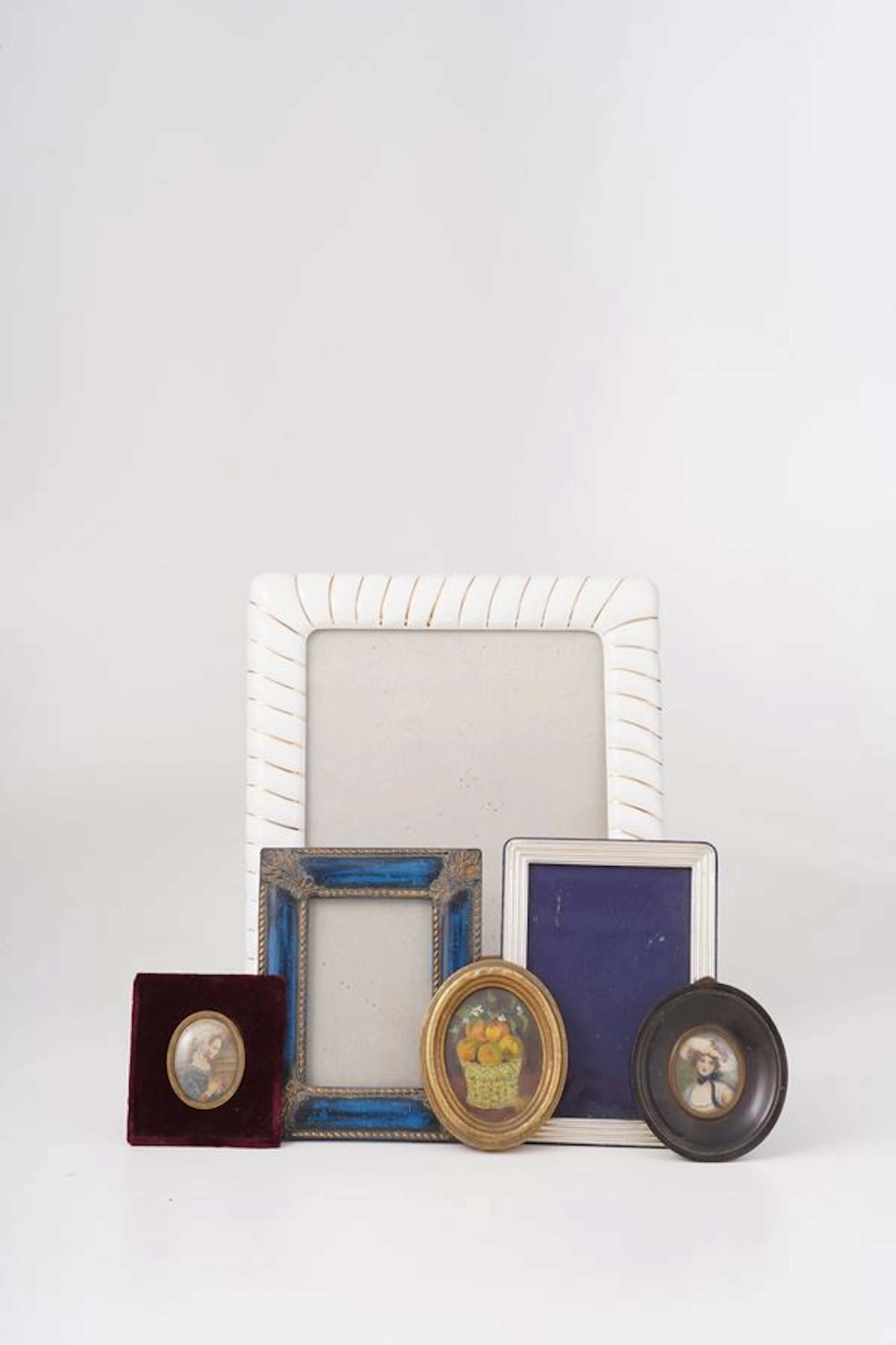 Tre cornici portafoto diverse e tre miniature