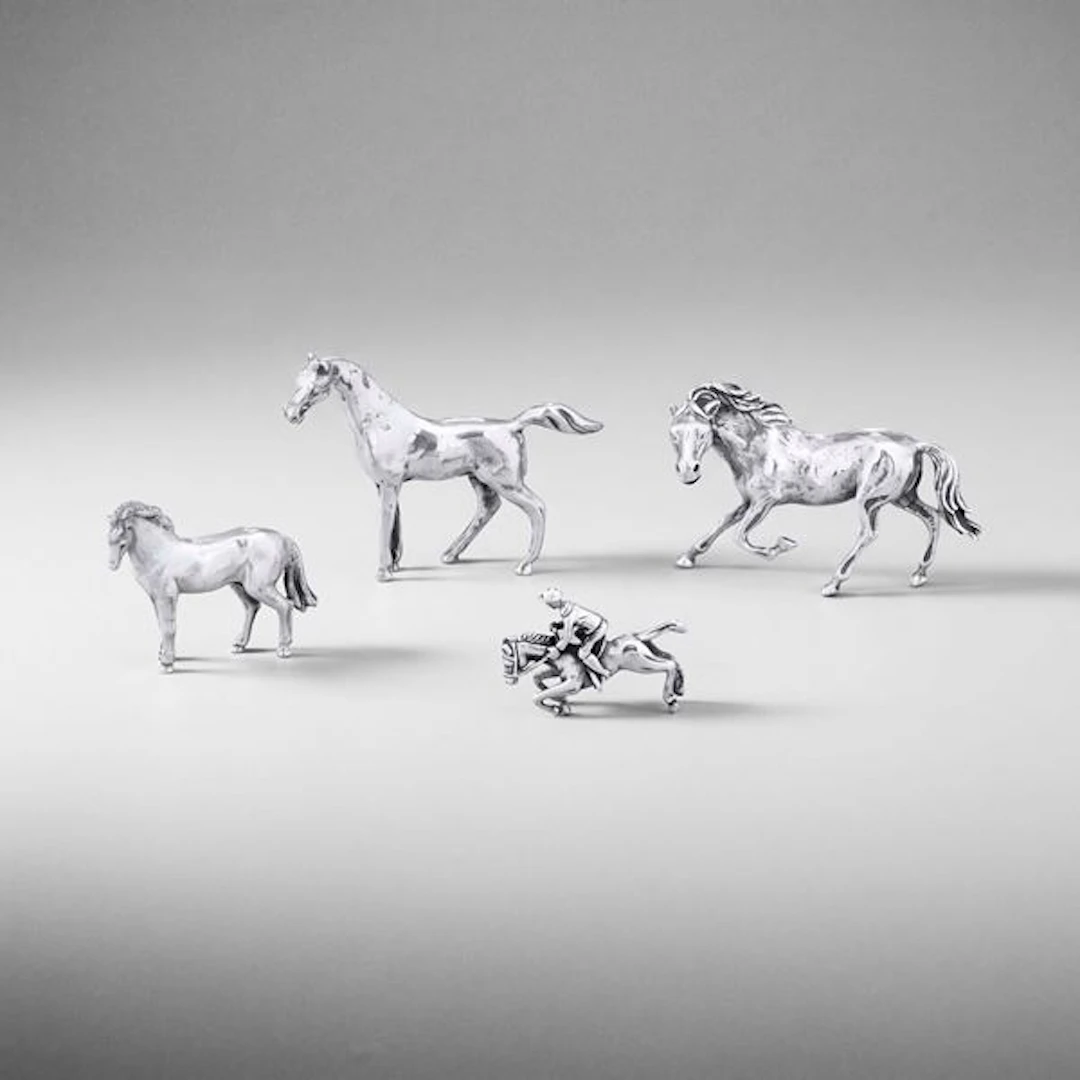 Lotto composto da tre cavalli e un cavallo con fantino. Manifattura