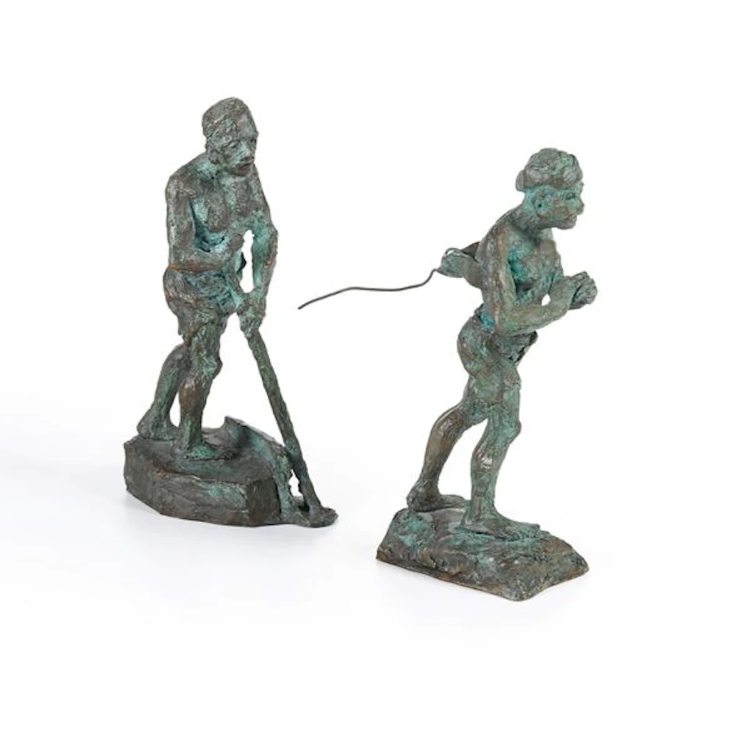 Coppia di figure in bronzo, di cui una firmata Tiozzo