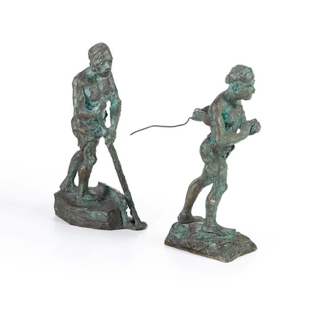 Coppia di figure in bronzo, di cui una firmata Tiozzo
