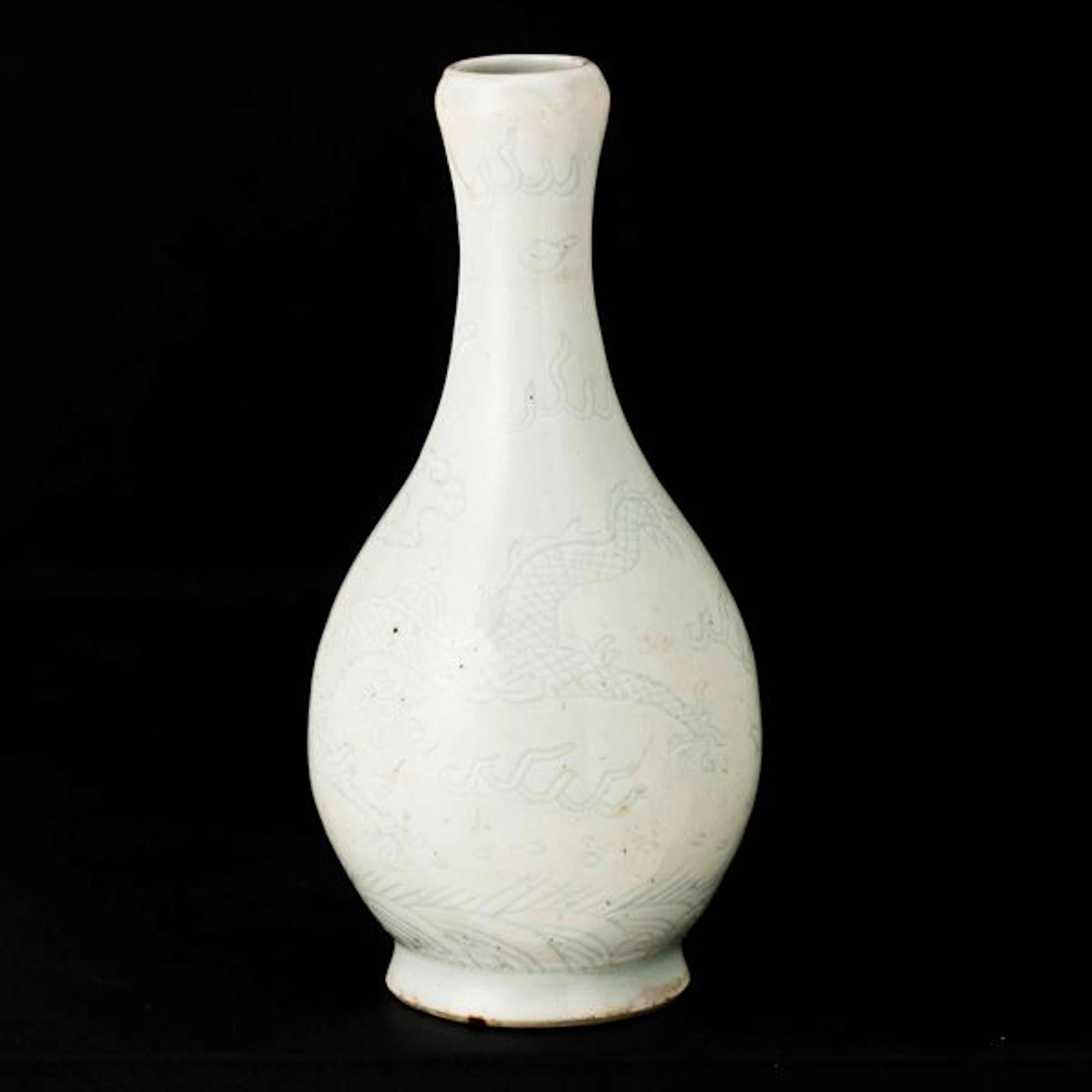 Vaso in porcellana a fondo celeste con motivi incisi raffiguranti