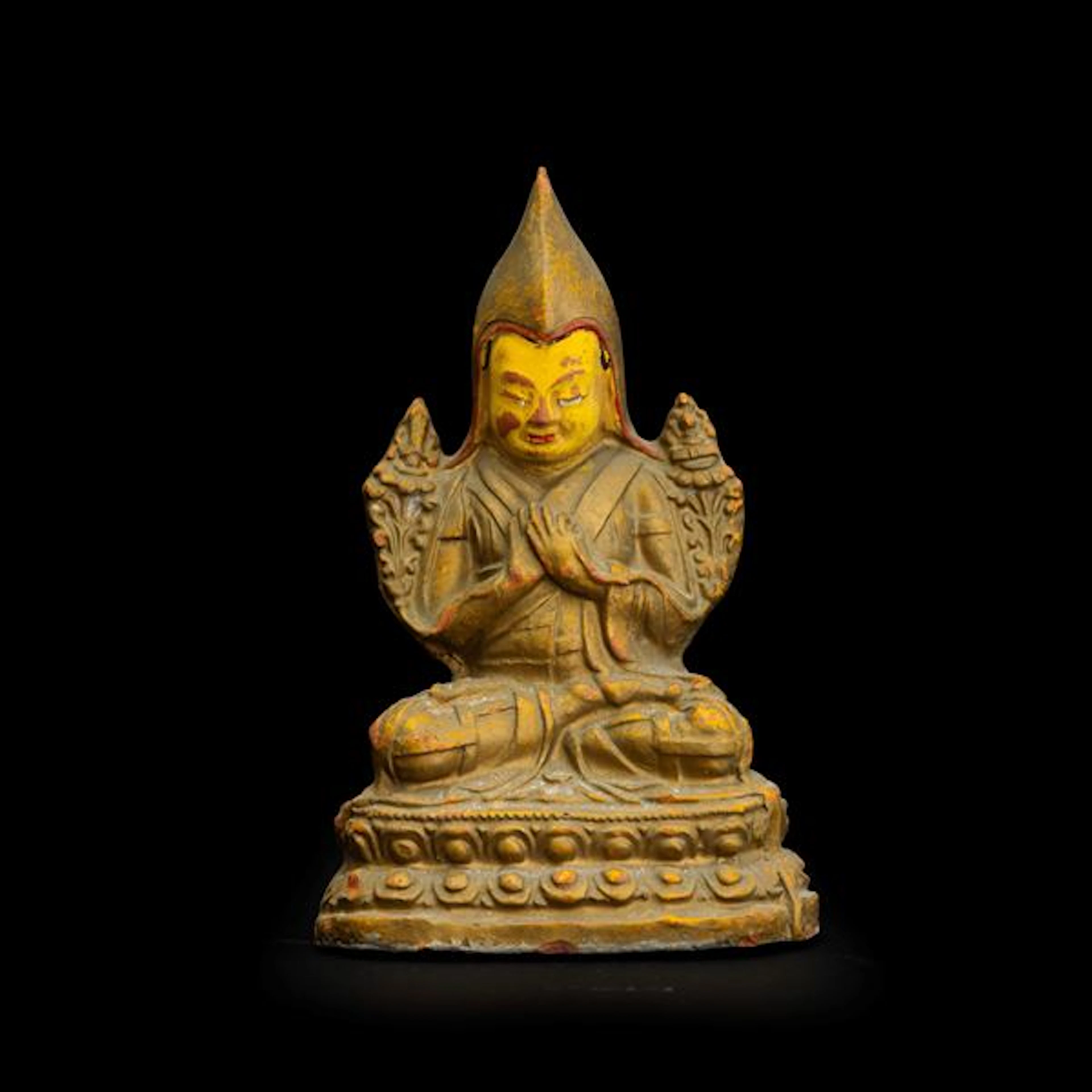 Figura di Tsongkhapa in ceramica seduto su doppio fiore di loto, tracce