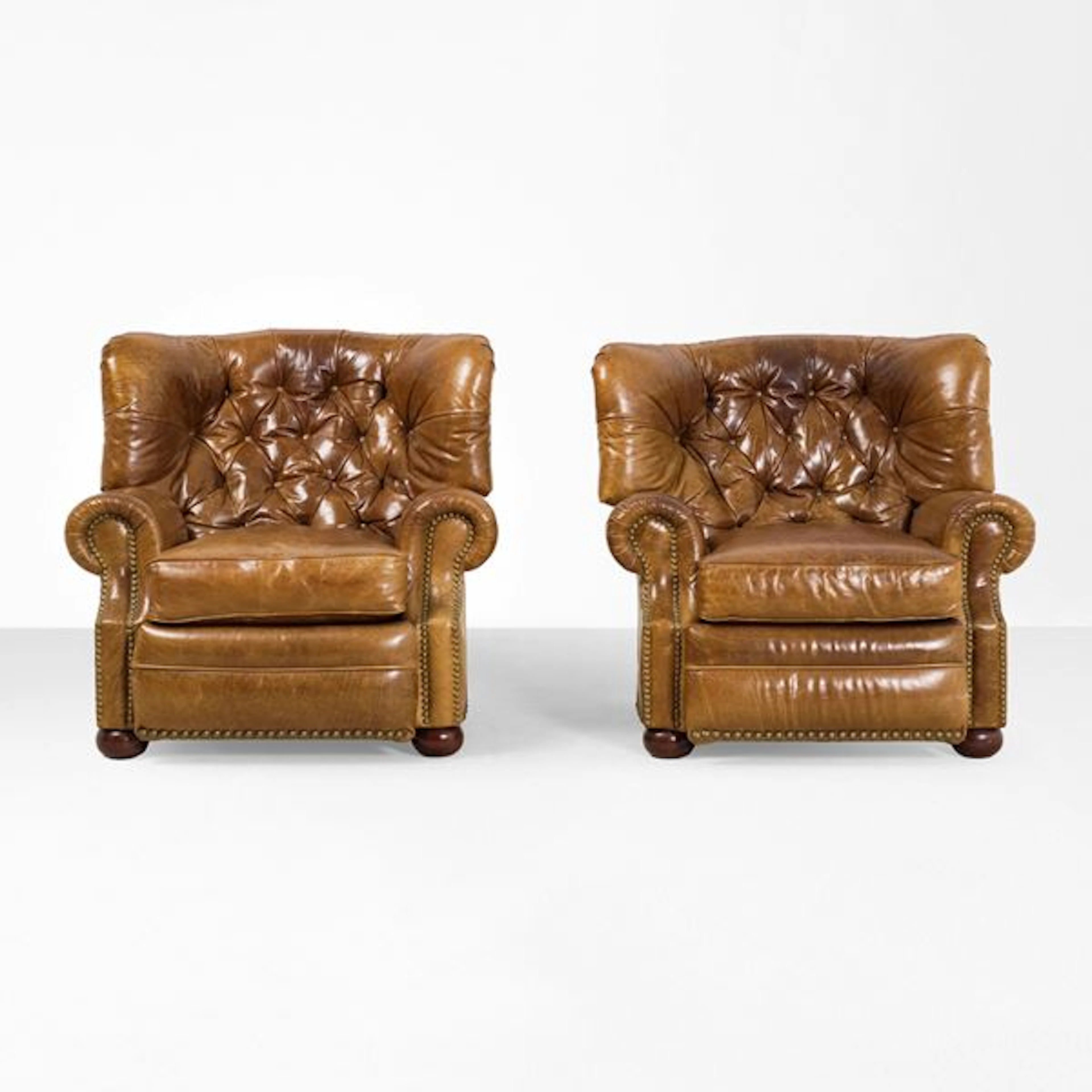 Coppia di poltrone modello BergÃ¨re Chesterfield, marchio âBarcaloungerâ