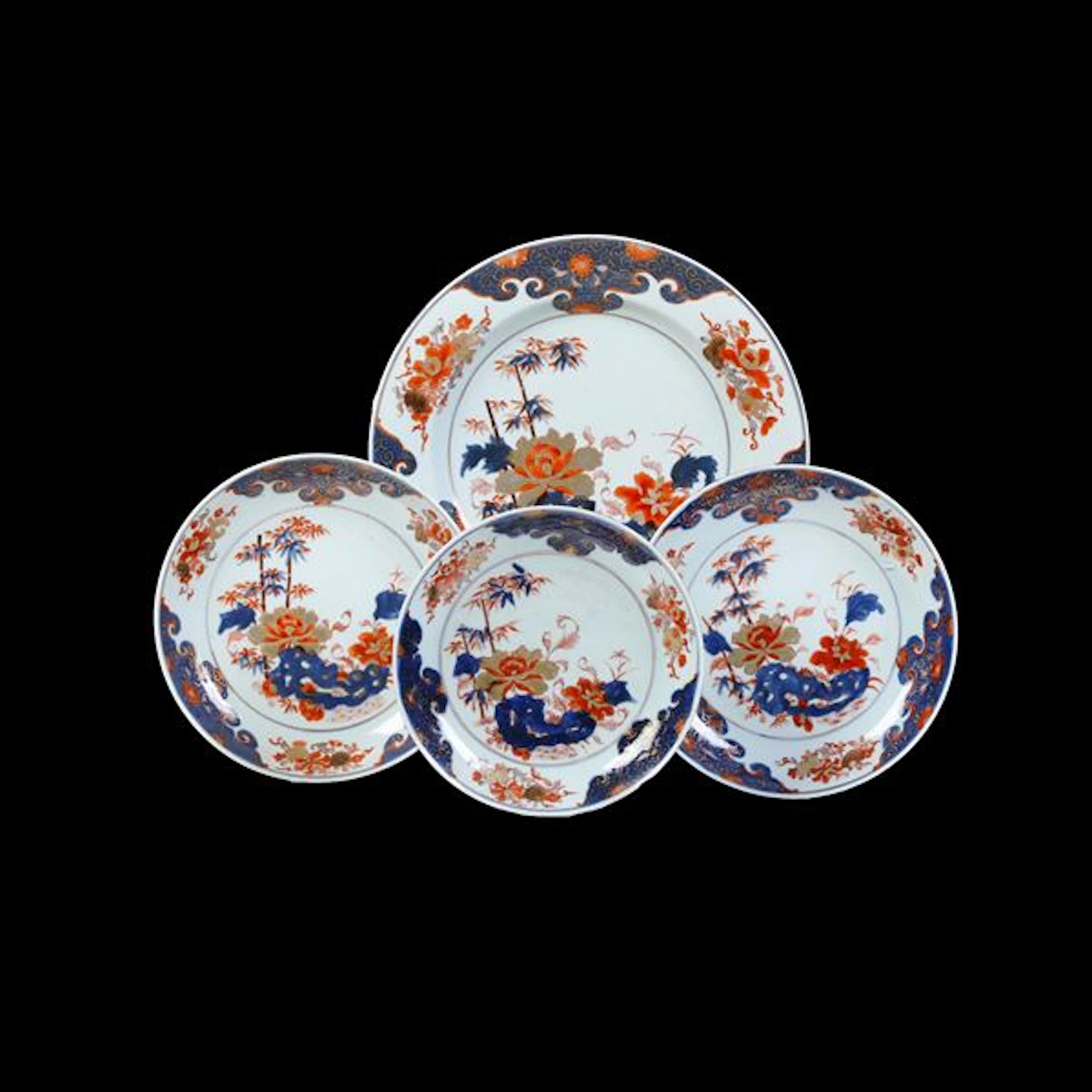 Lotto composto da quattro piatti in porcellana stile Imari, Cina
