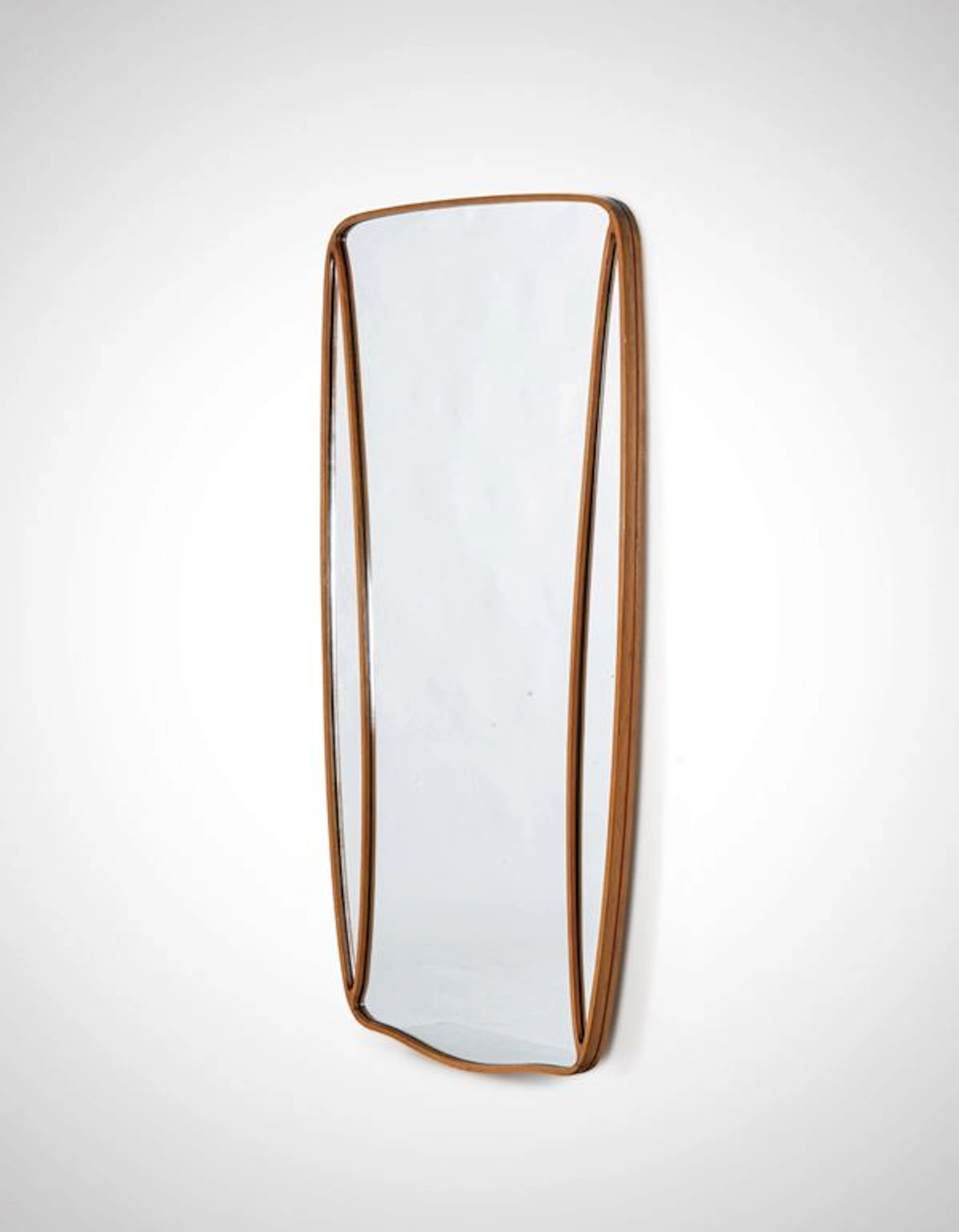 Specchiera con cornice in legno sagomato
