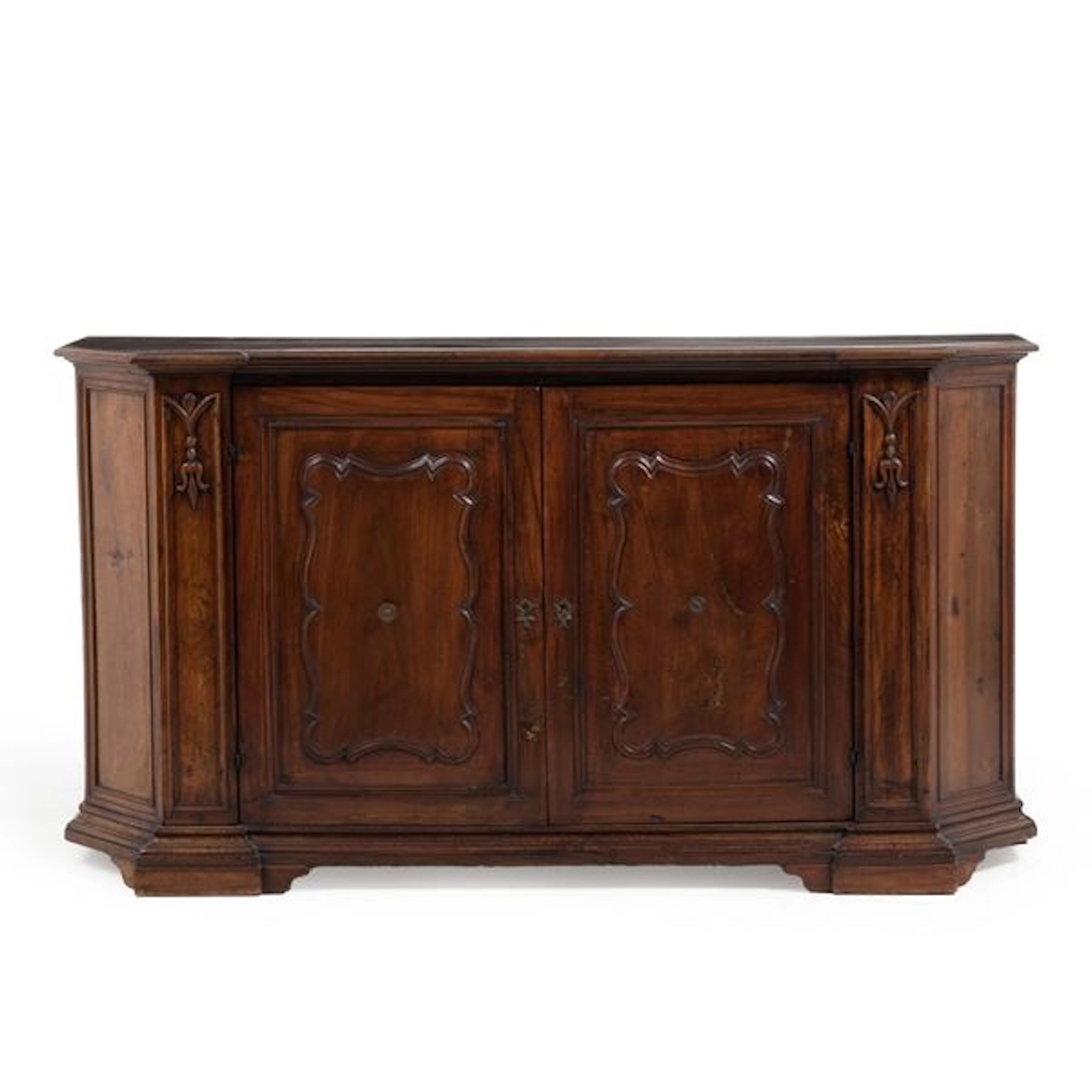Credenza intagliata con riserve sagomate. XVIII secolo