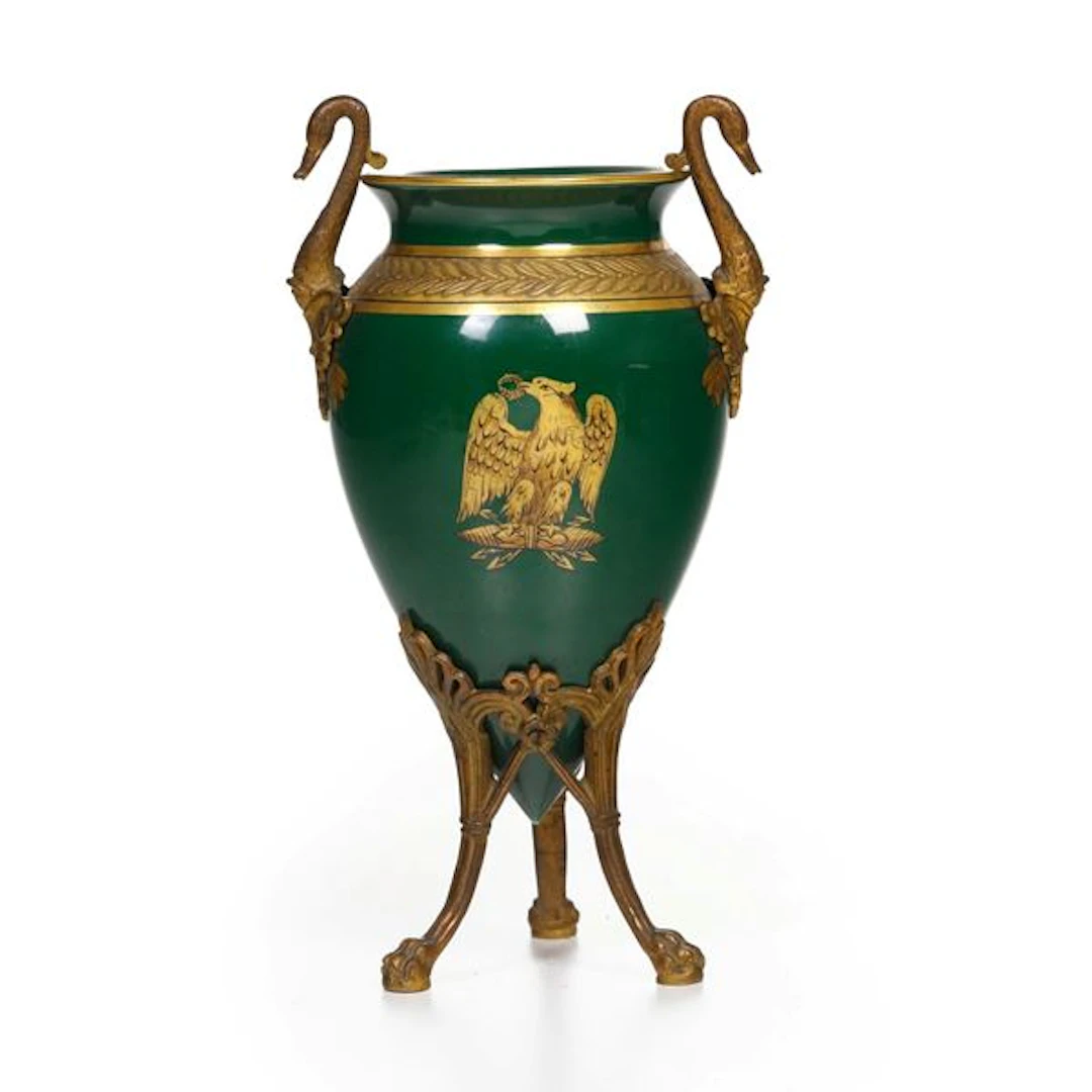 Vaso in ceramica verde con disegni dorati. Francia fine XIX secolo