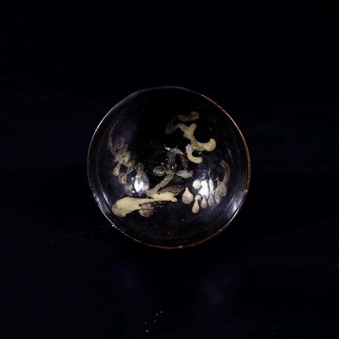 Coppa in gres con motivo astratto su sfondo blu, Cina, Dinastia Song (960-1279)