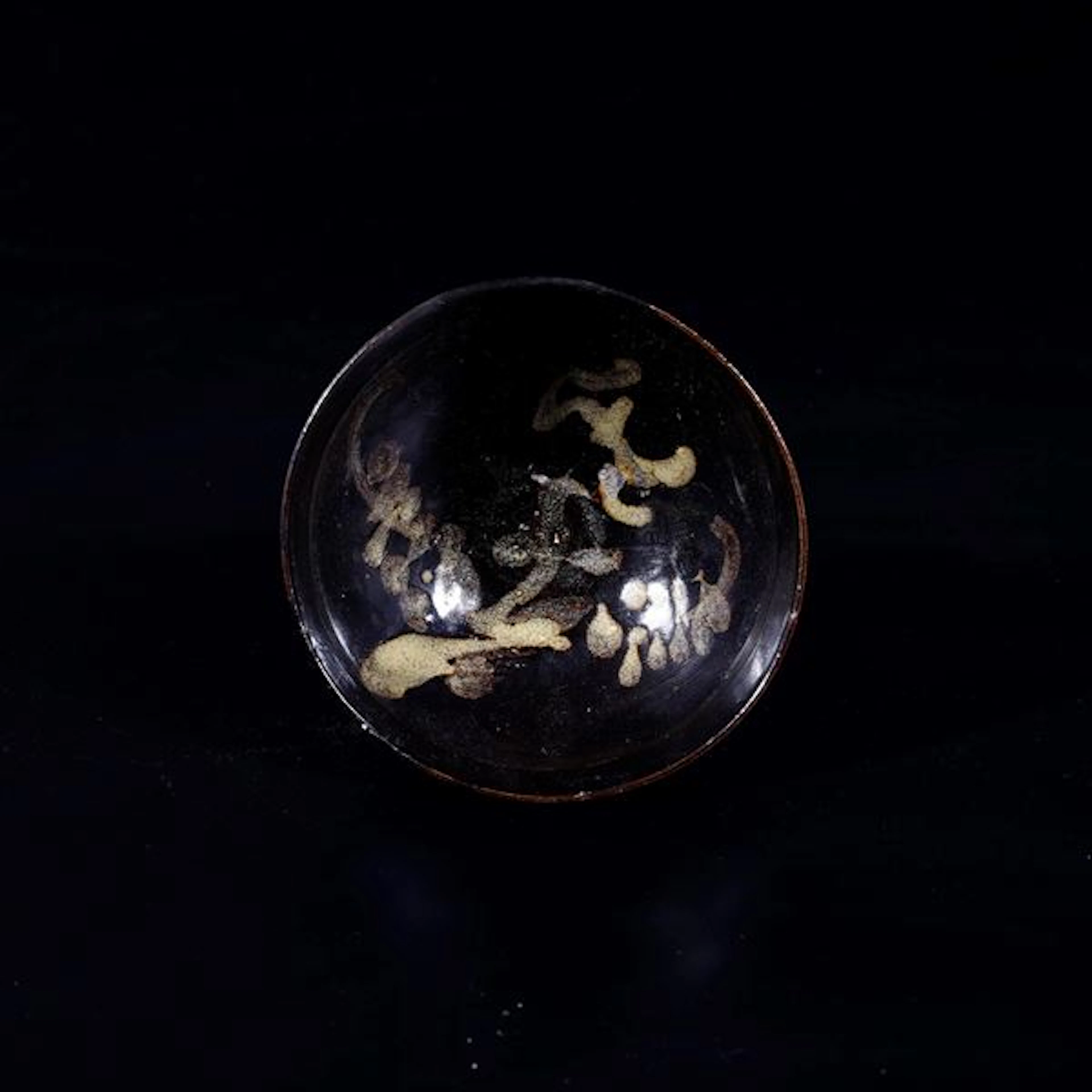 Coppa in gres con motivo astratto su sfondo blu, Cina, Dinastia Song (960-1279)