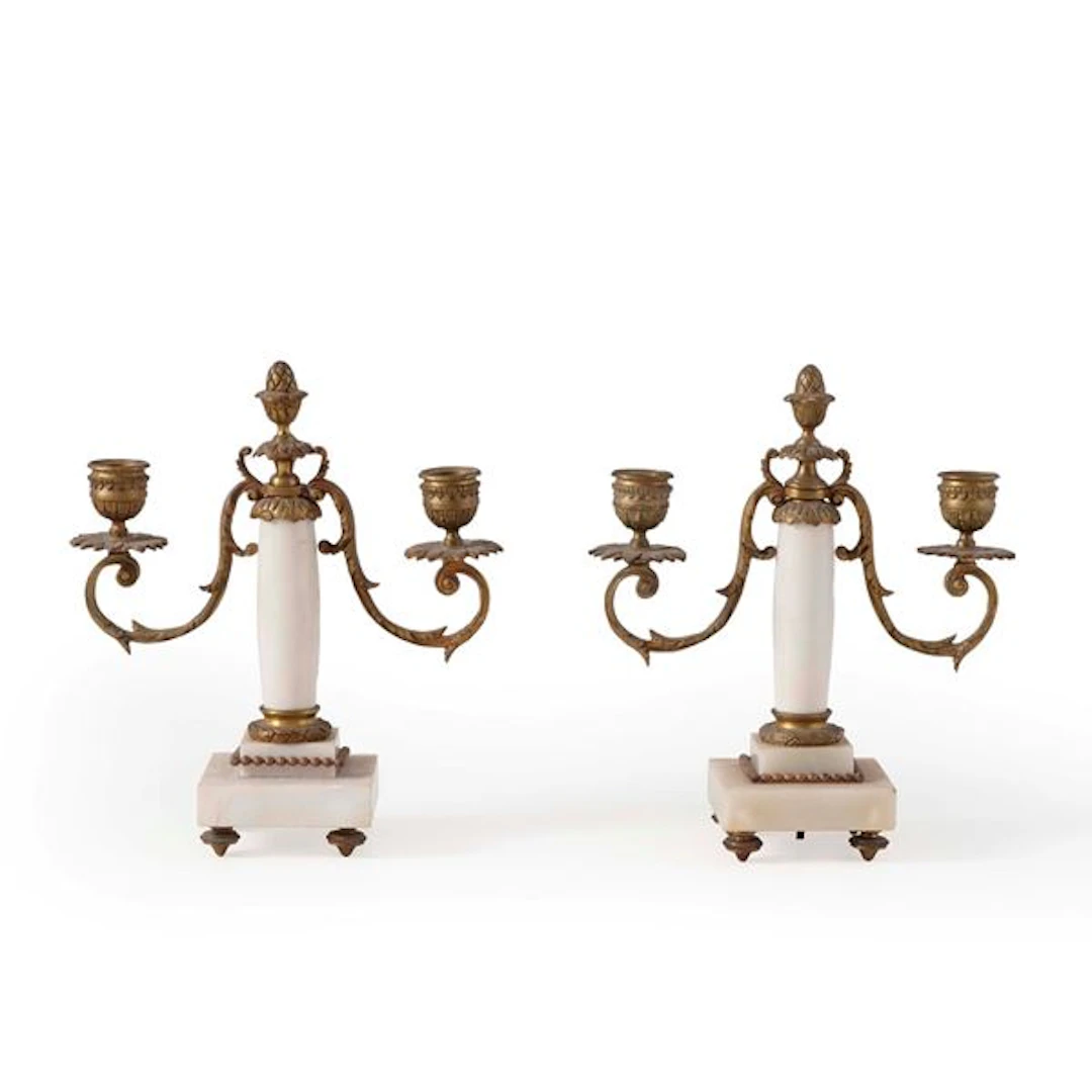 Coppia di candelabri a tre fiamme in alabastro e bronzo
