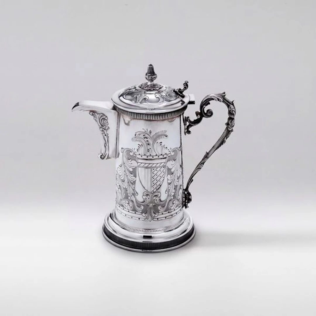 Brocca di gusto inglese. Argenteria artistica italiana del XX-XXI