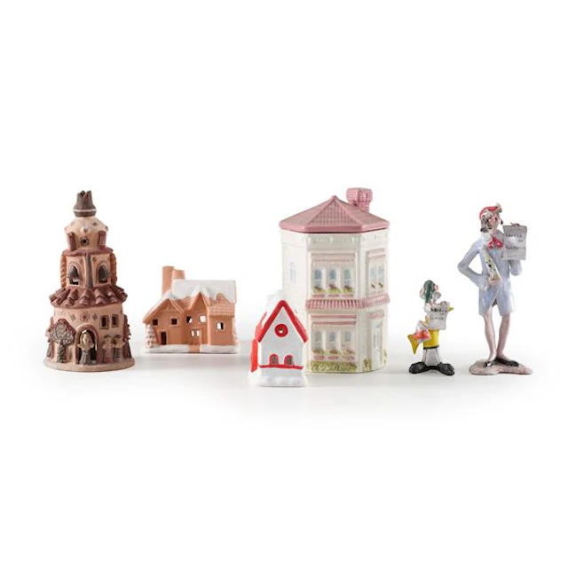 Insieme di scatola esagonale in ceramica policroma a forma di casa