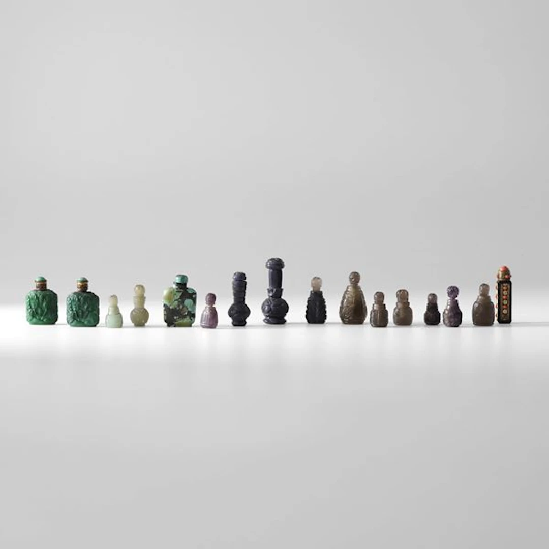 Lotto composto da snuff bottle in giada e pietre dure, Cina, XX secolo
