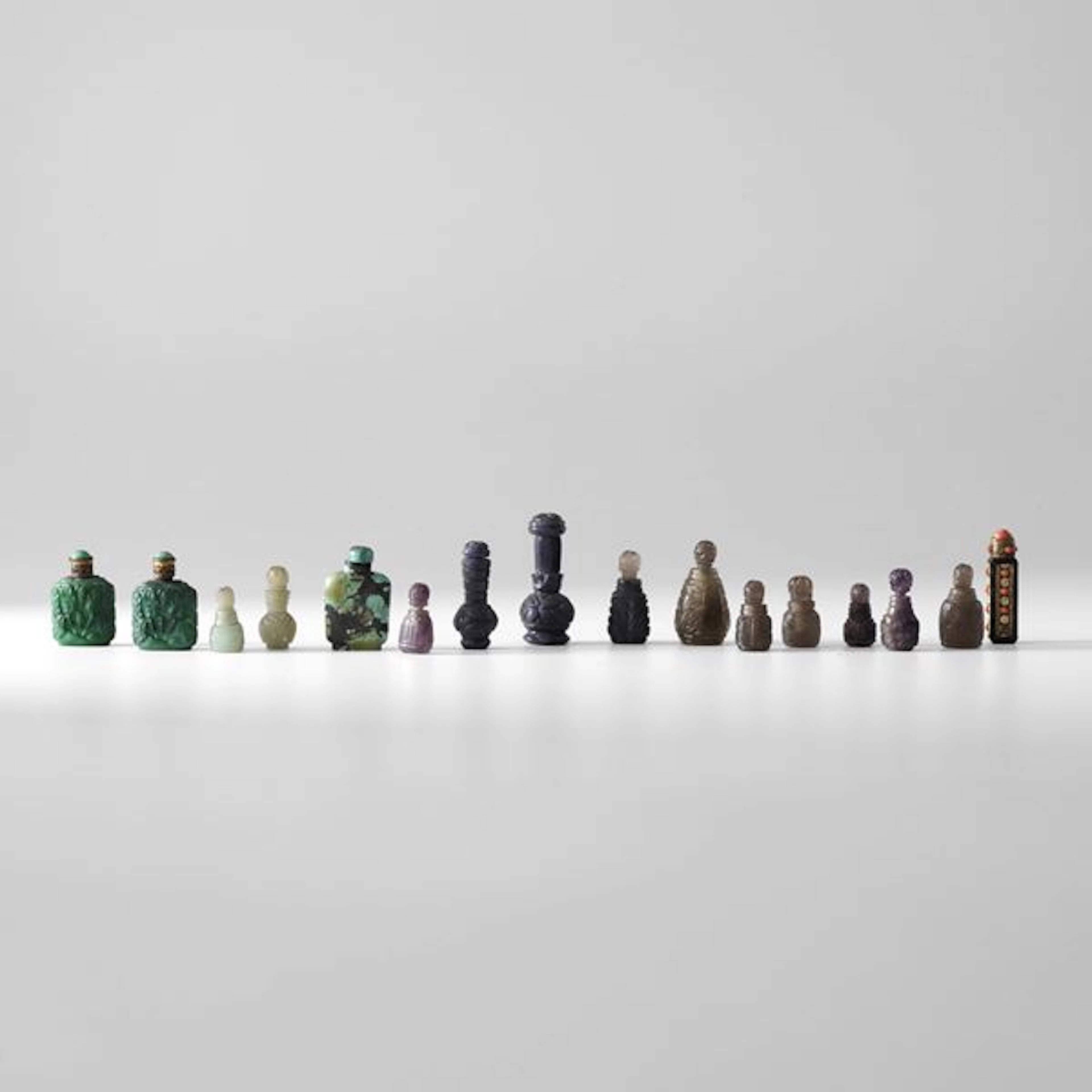 Lotto composto da snuff bottle in giada e pietre dure, Cina, XX secolo