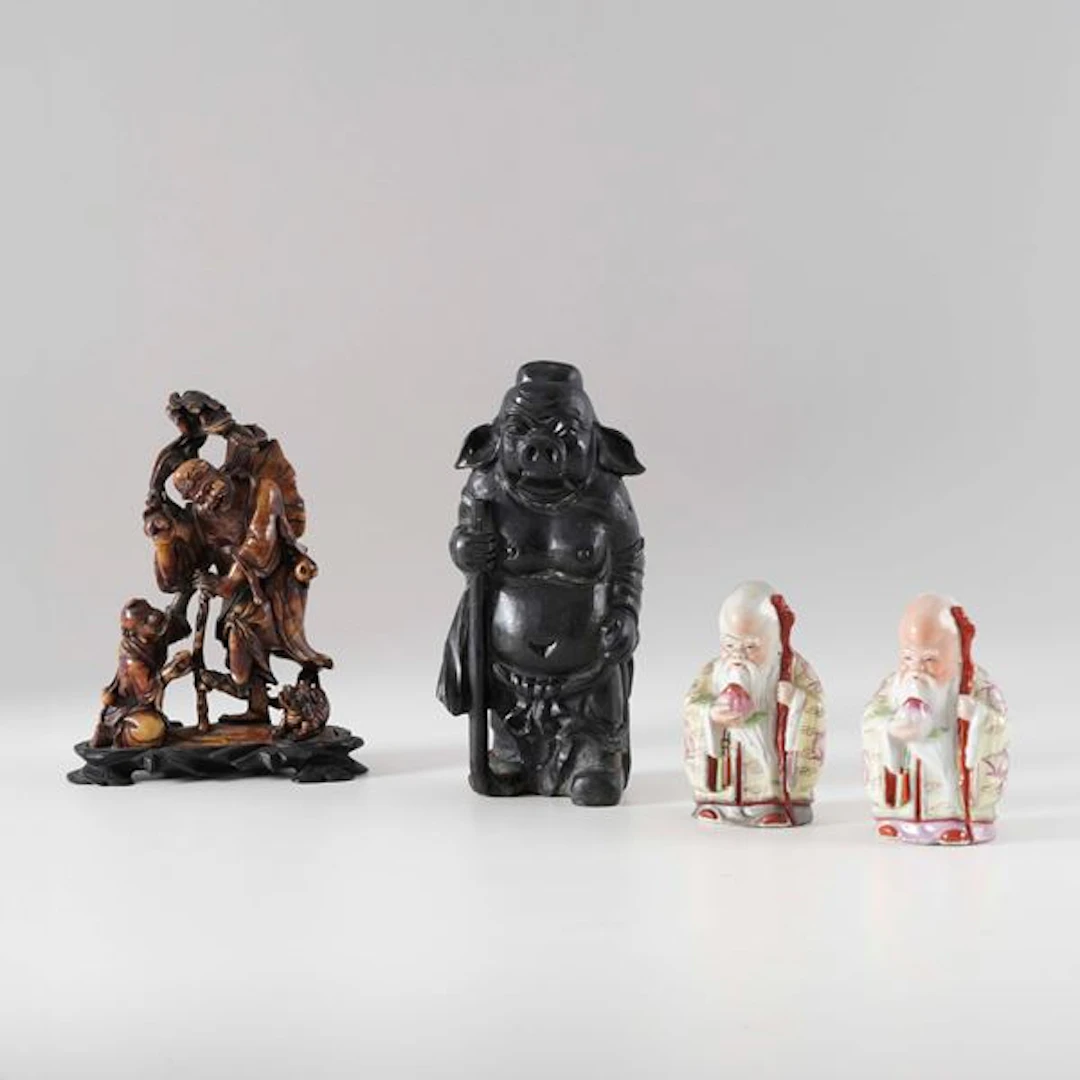Lotto composto da coppia di figure di Shoulao in porcellana, figura