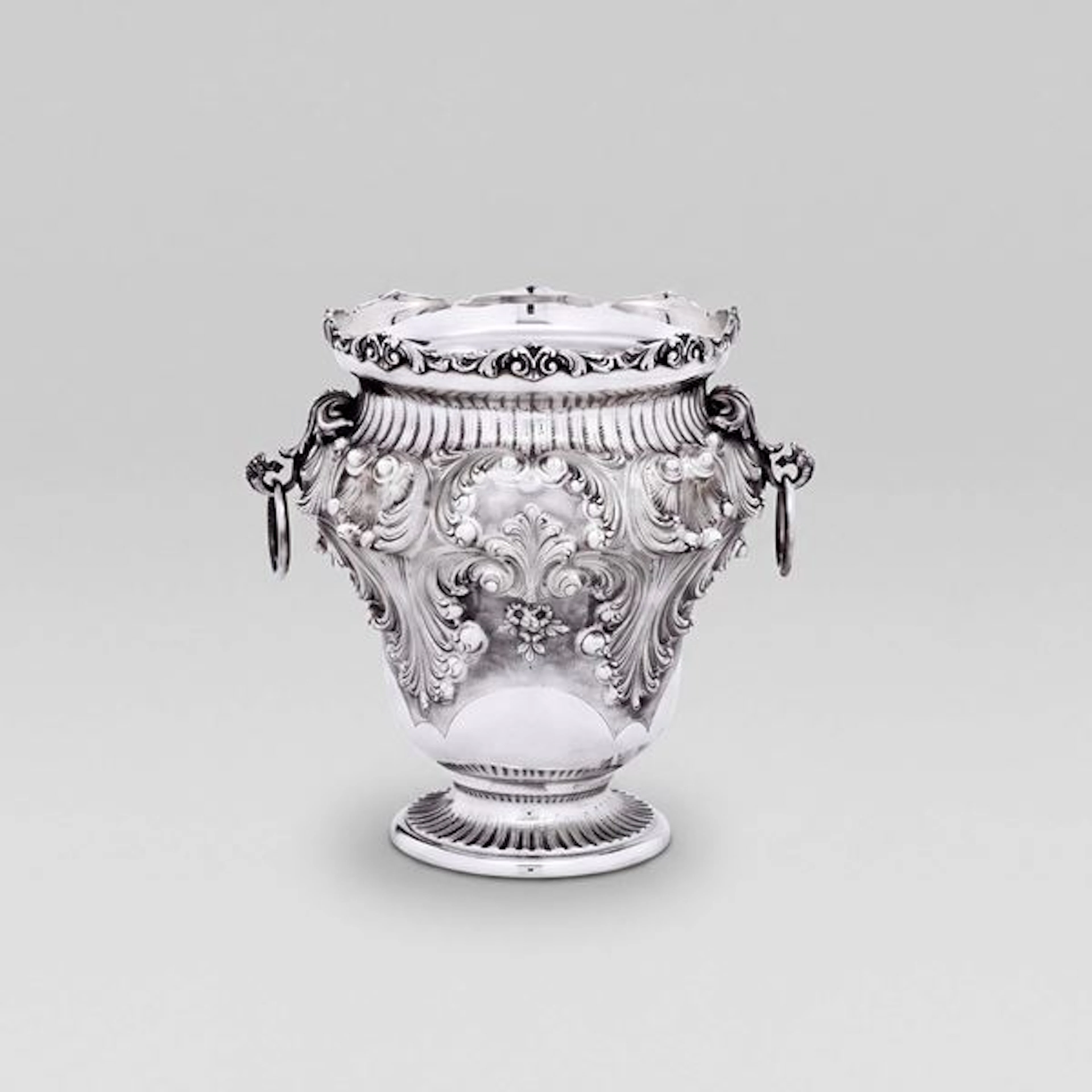 Grande porta champagne. Argenteria artistica italiana del XX secolo.
