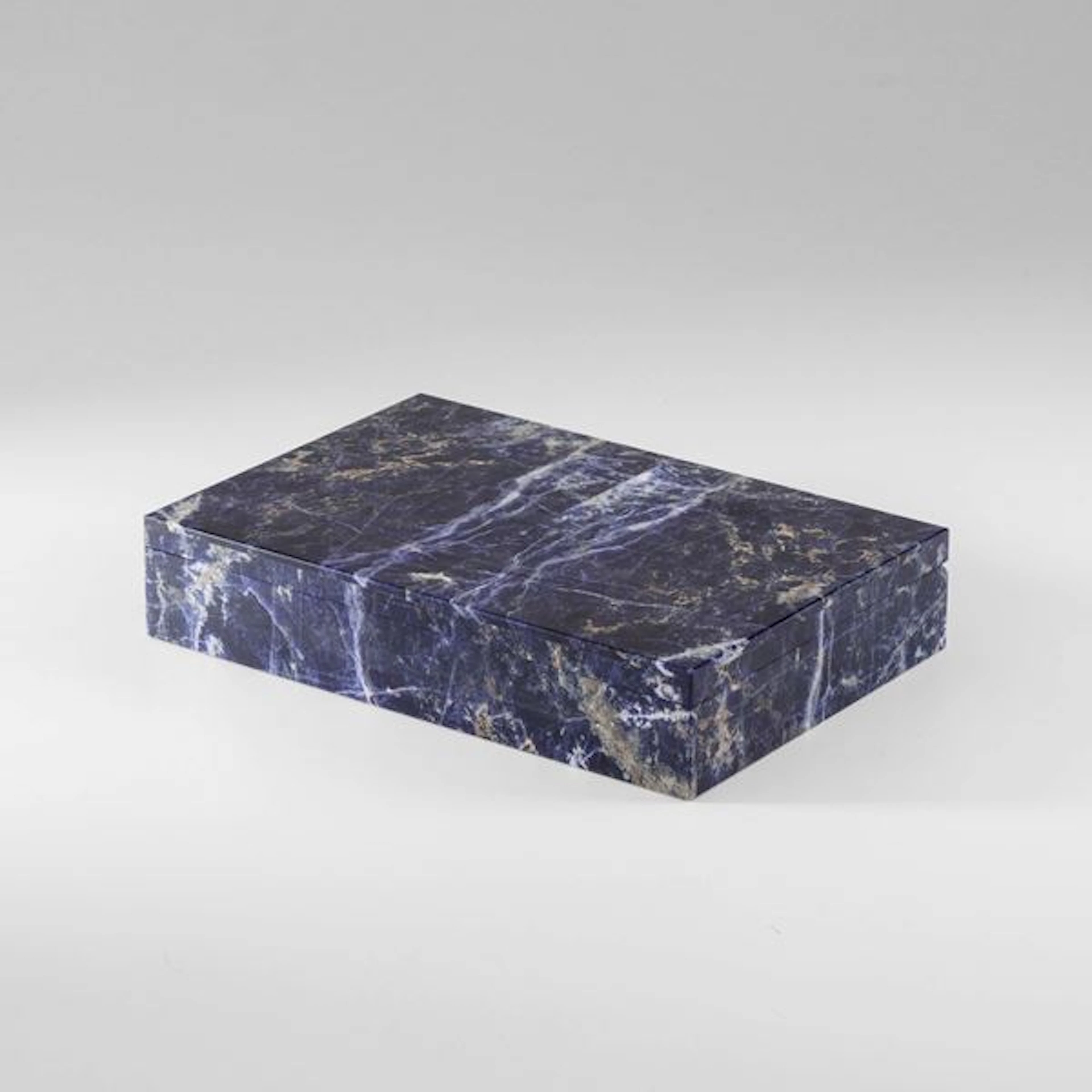 Scatola lastronata in sodalite blu. XX secolo