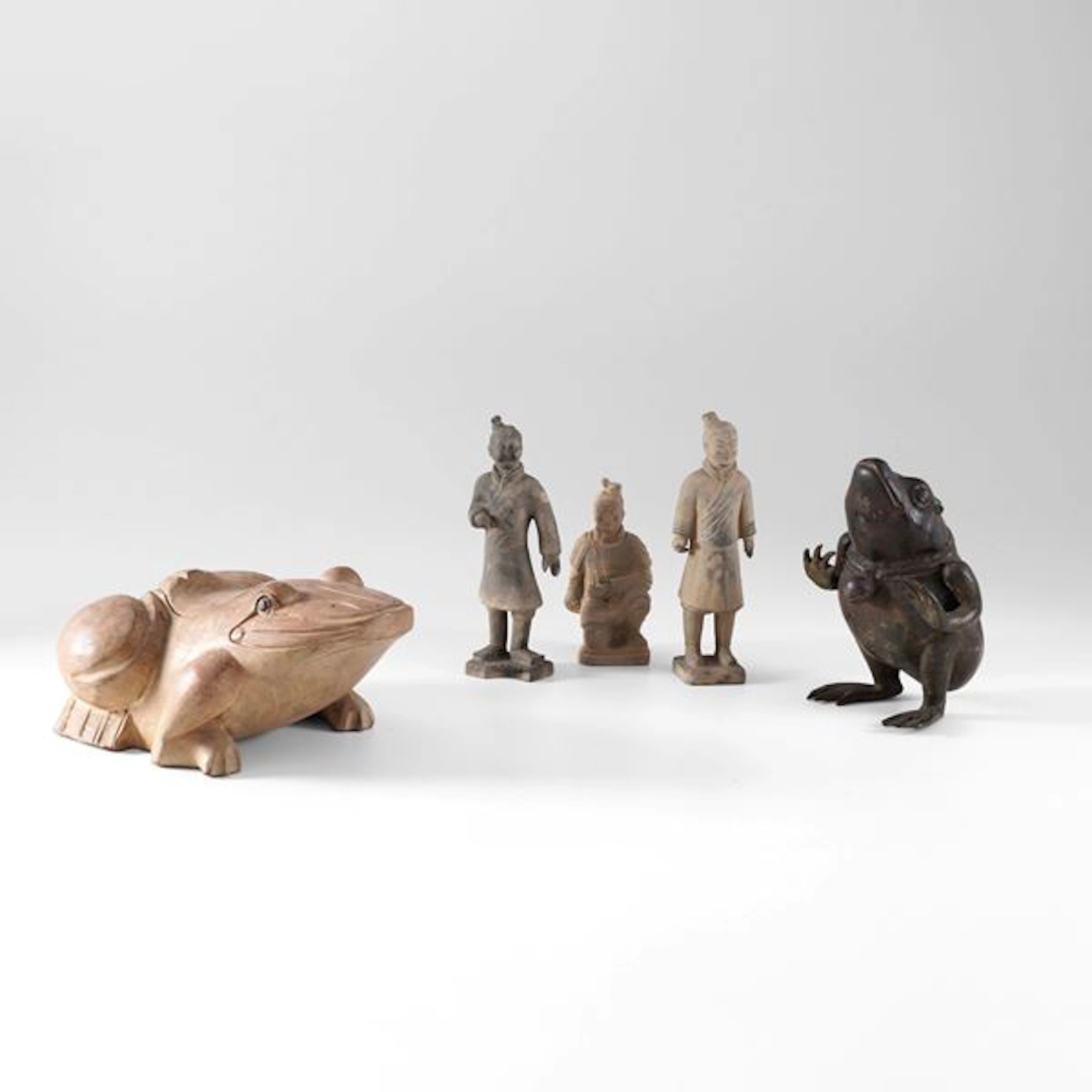 Lotto composto da tre figure di dignitari in terracotta, scatola a