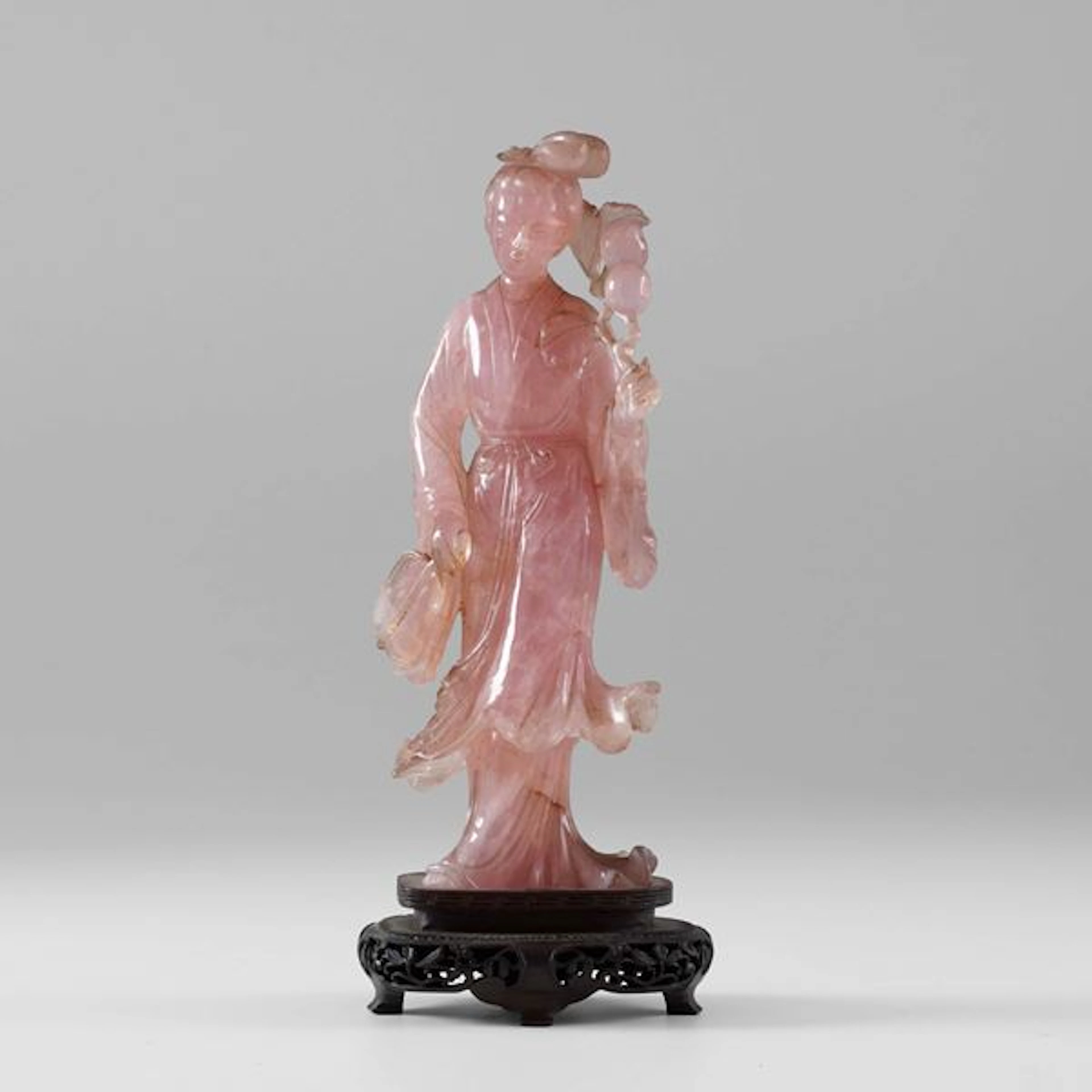Figura di Guanyin in quarzo rosa, Cina, Dinastia Qing, XIX secolo