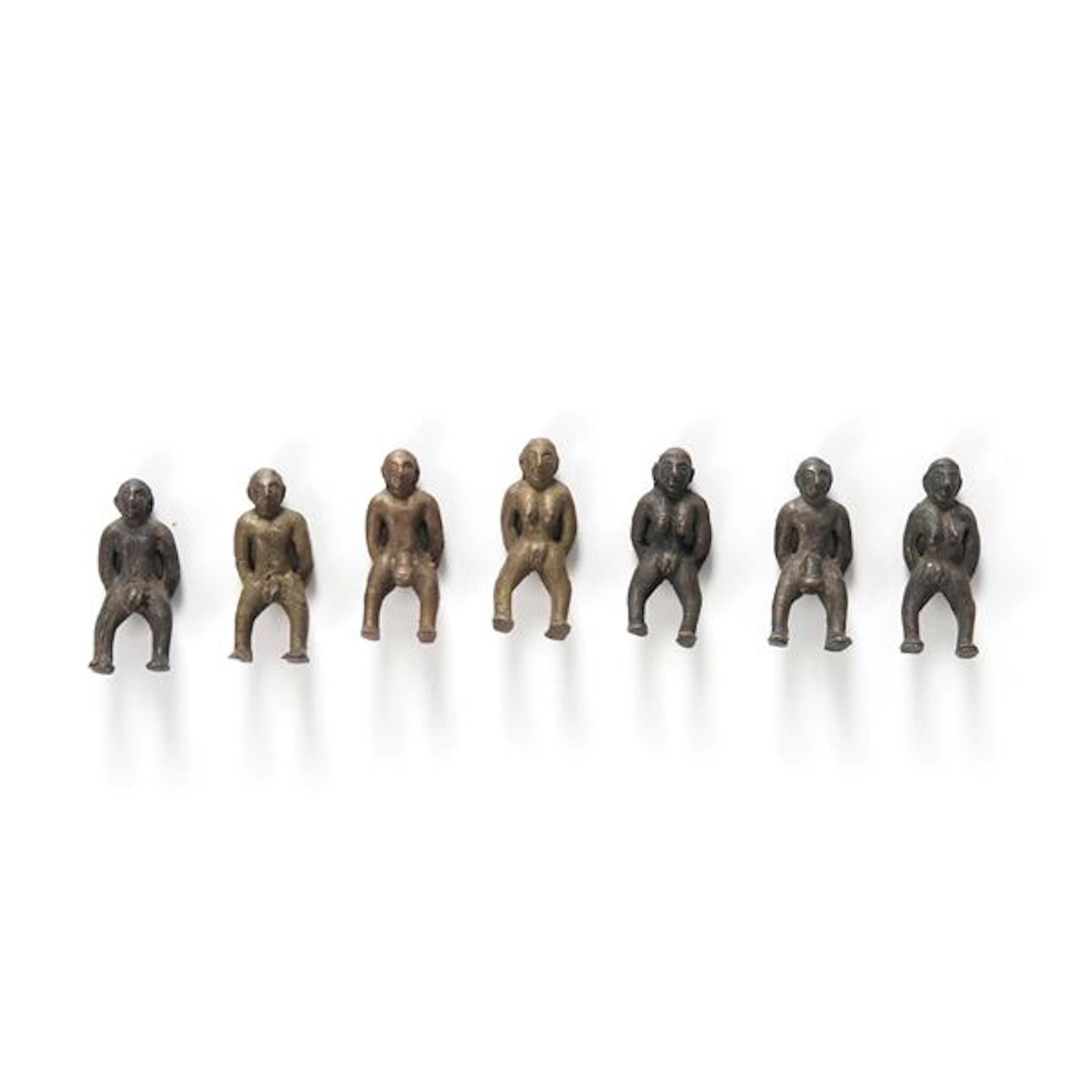 Lotto composto da sette amuleti raffiguranti figure nude, Africa, XX secolo
